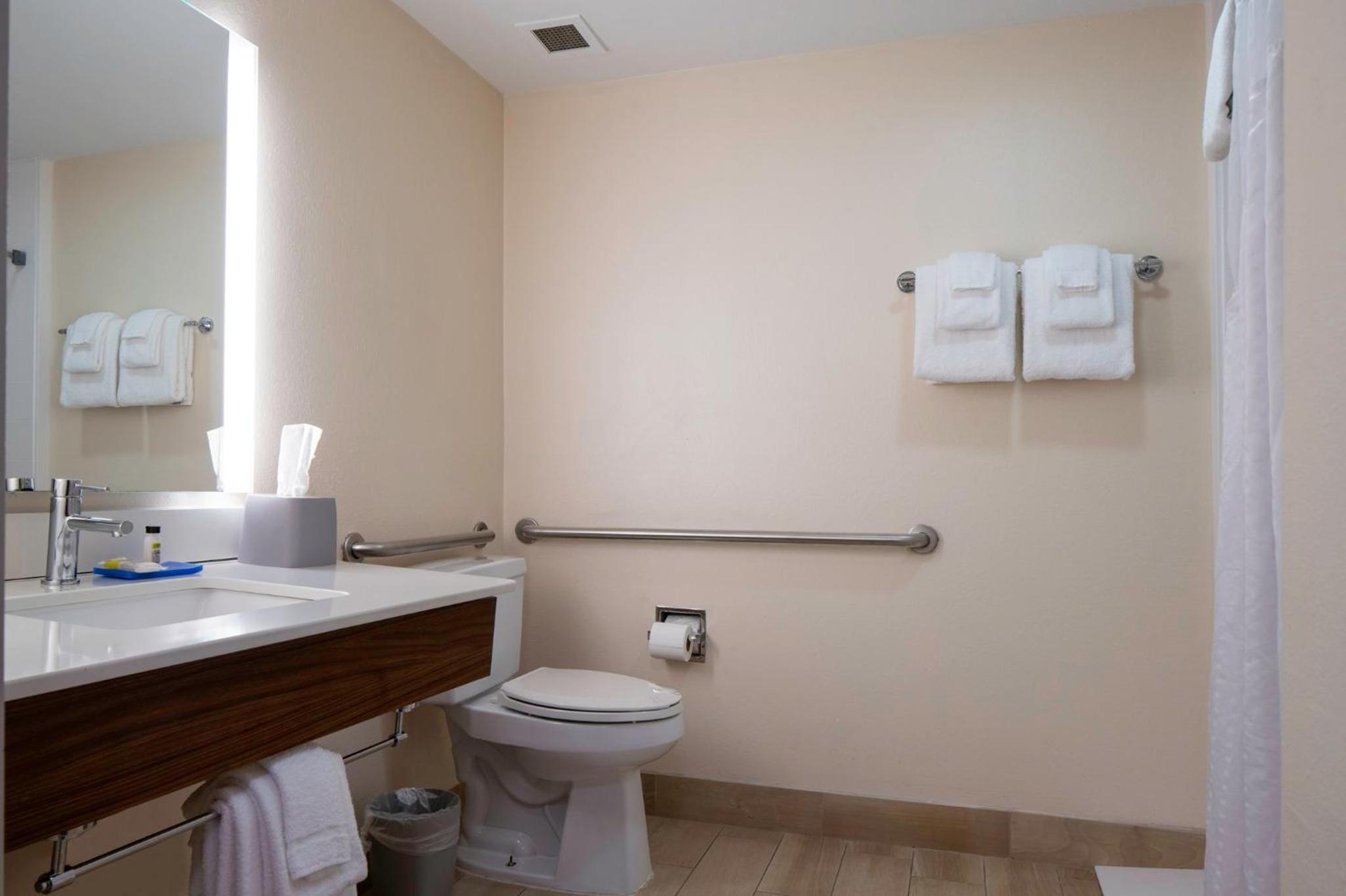 King Room - Hearing Accessible - Roll-in Shower