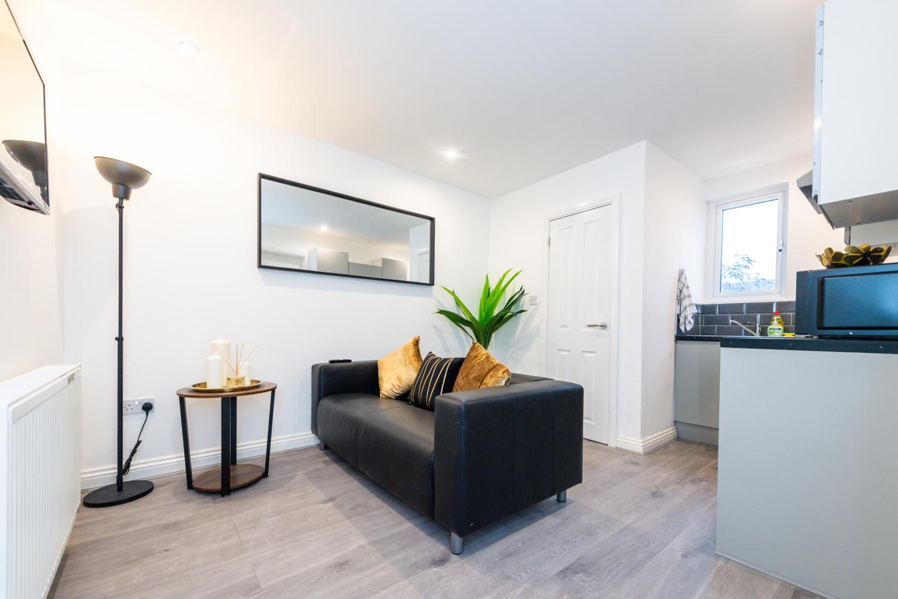 One-Bedroom Apartment - Photo 4