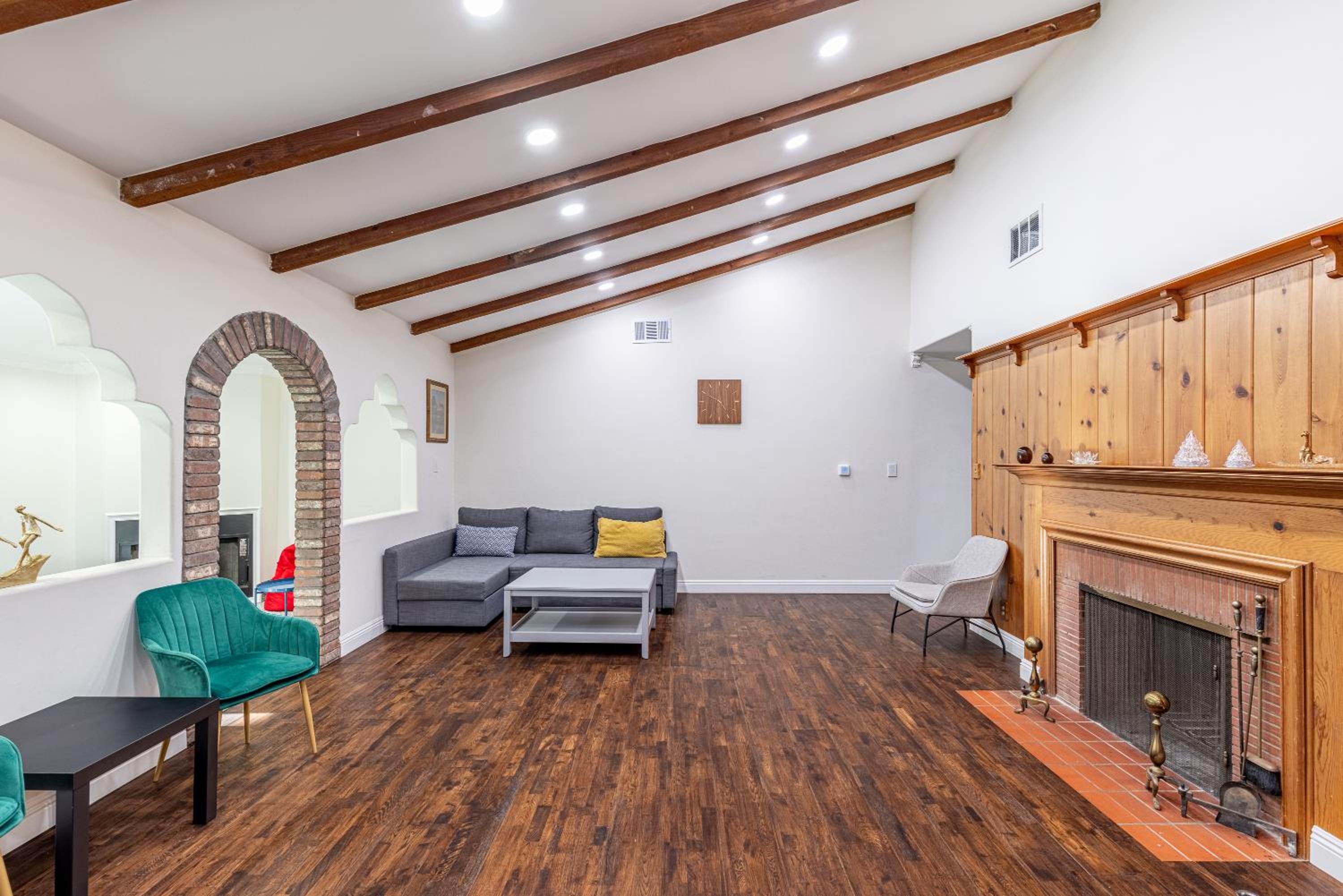 Four-Bedroom House - Photo 15