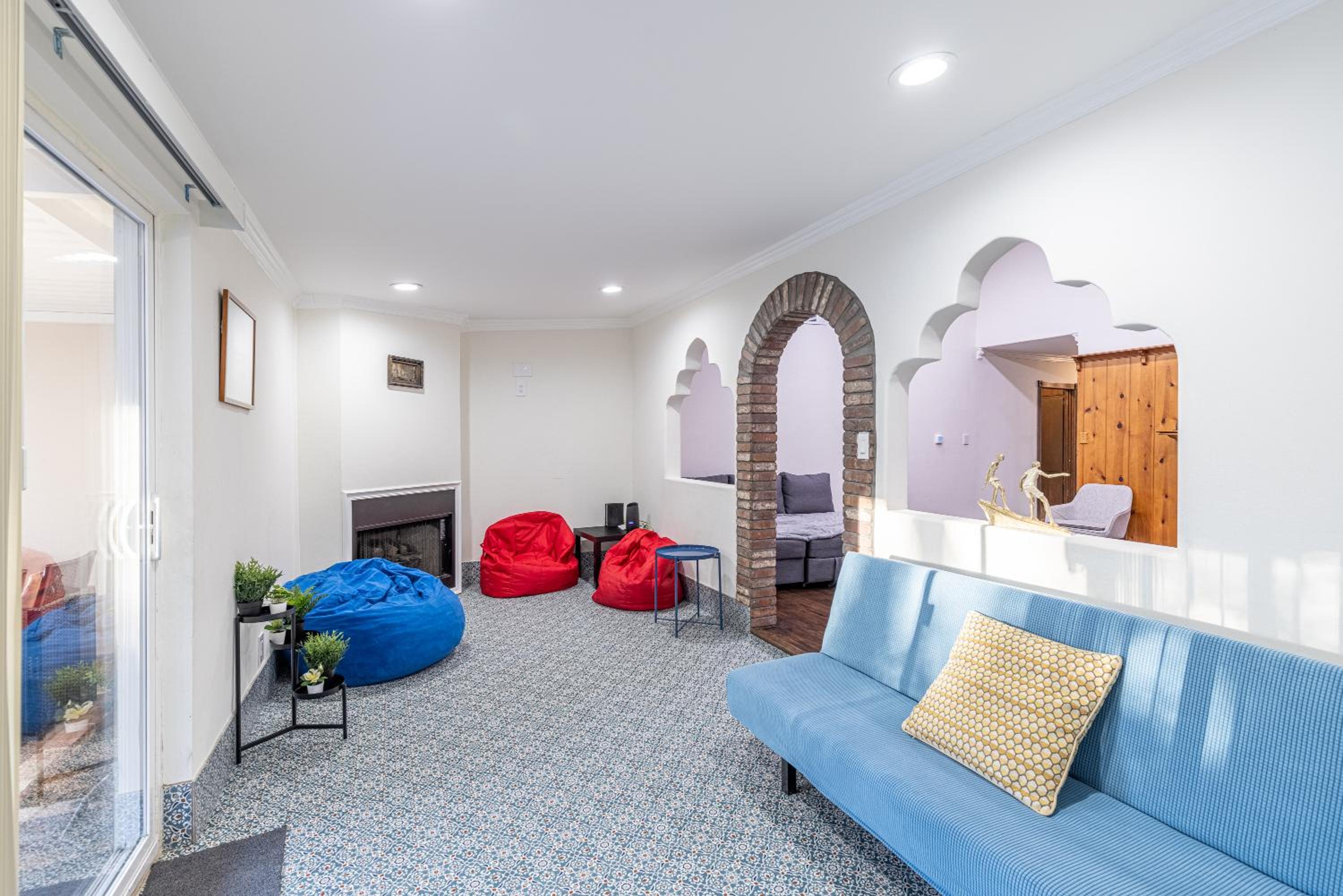Four-Bedroom House - Photo 20