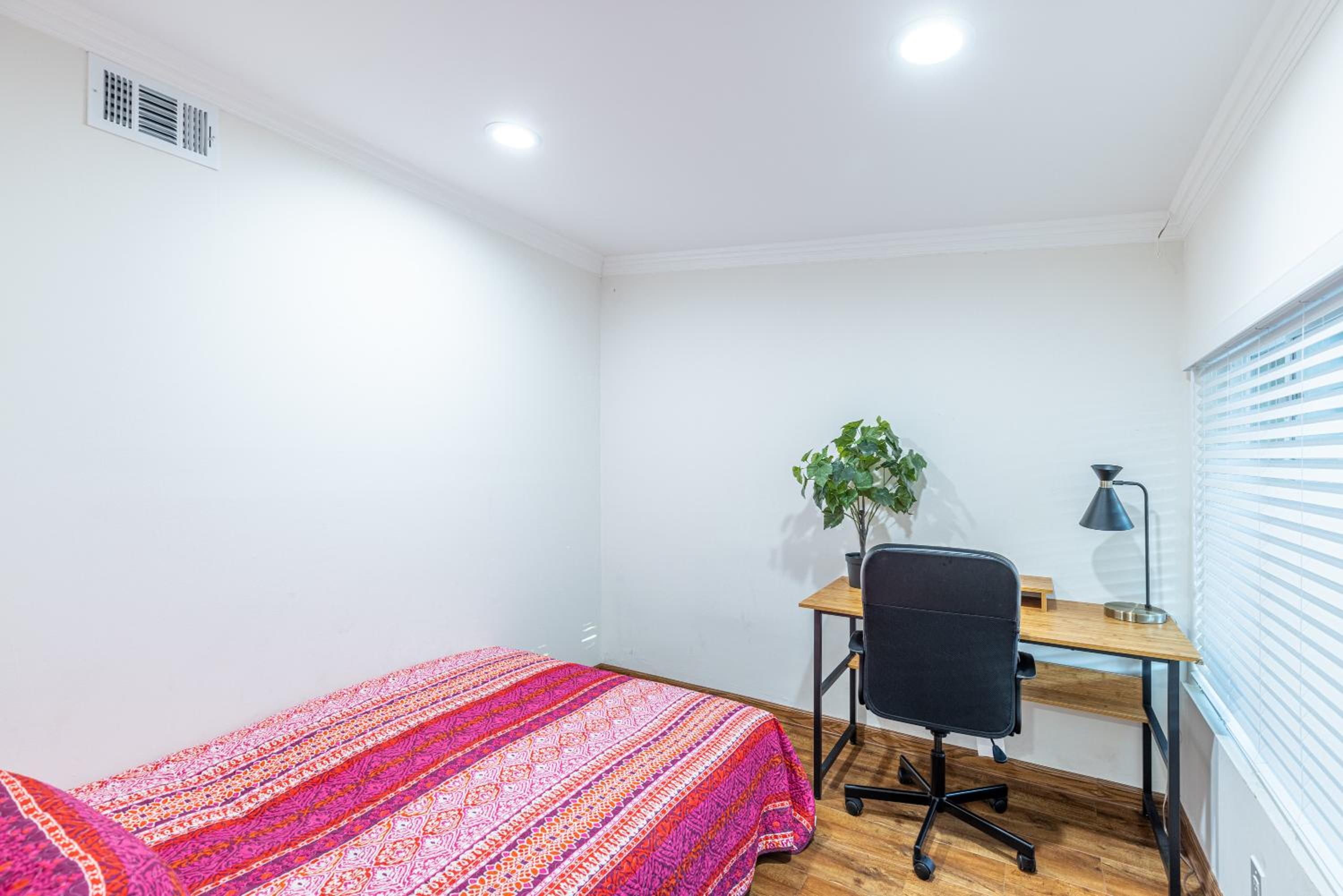 Four-Bedroom House - Photo 32