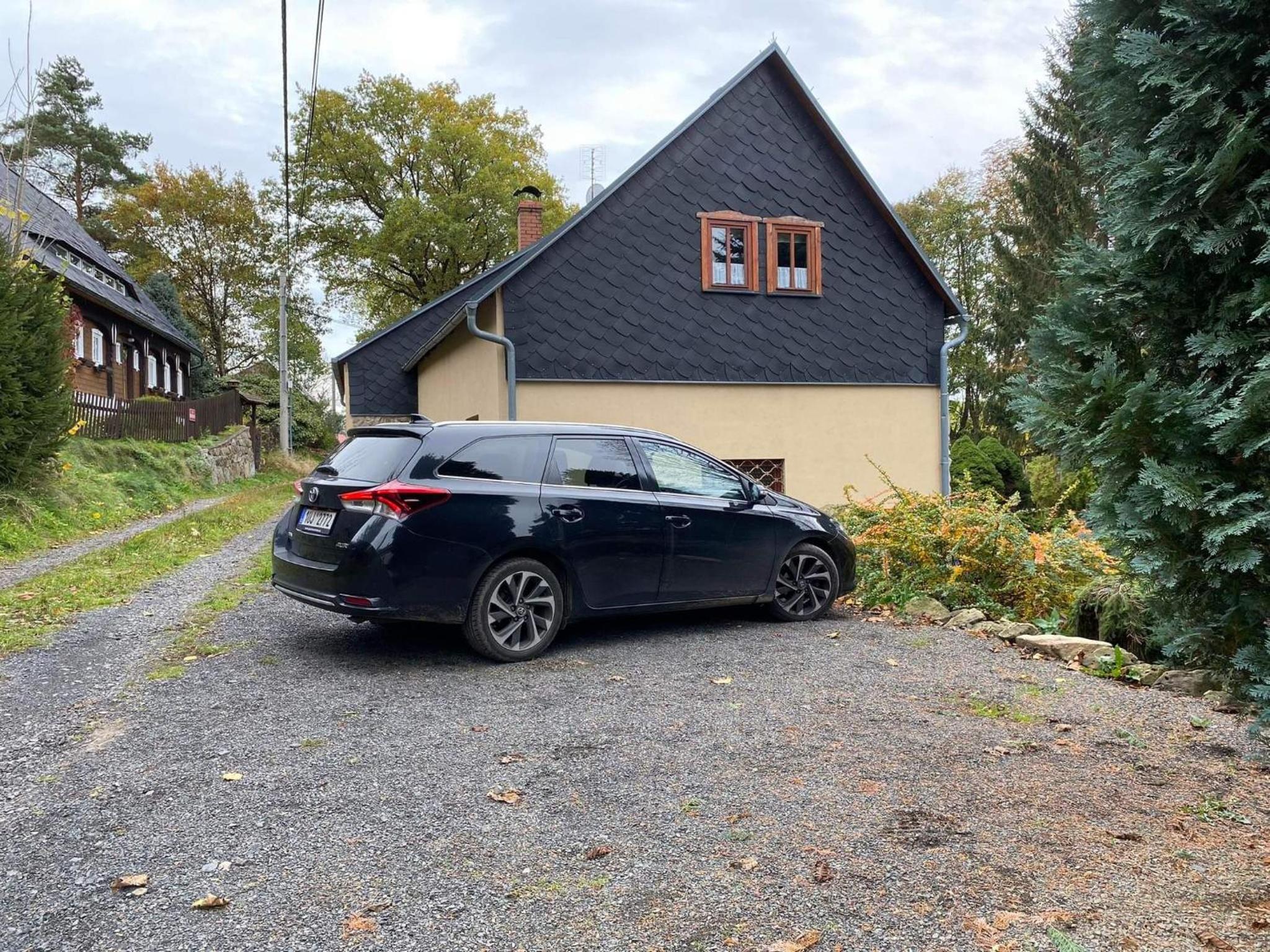 Five-Bedroom House photo 3