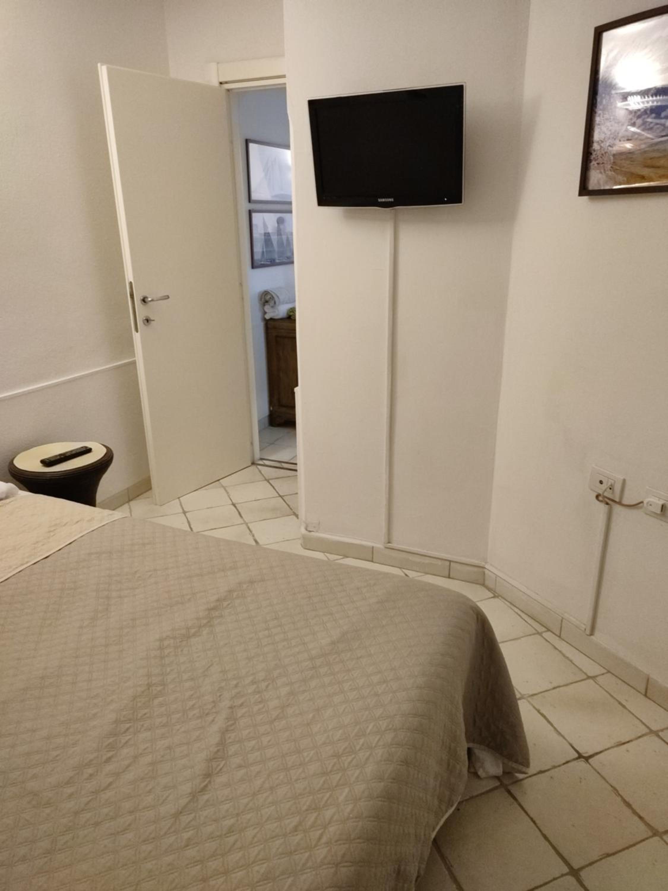 Two-Bedroom House - Photo 17