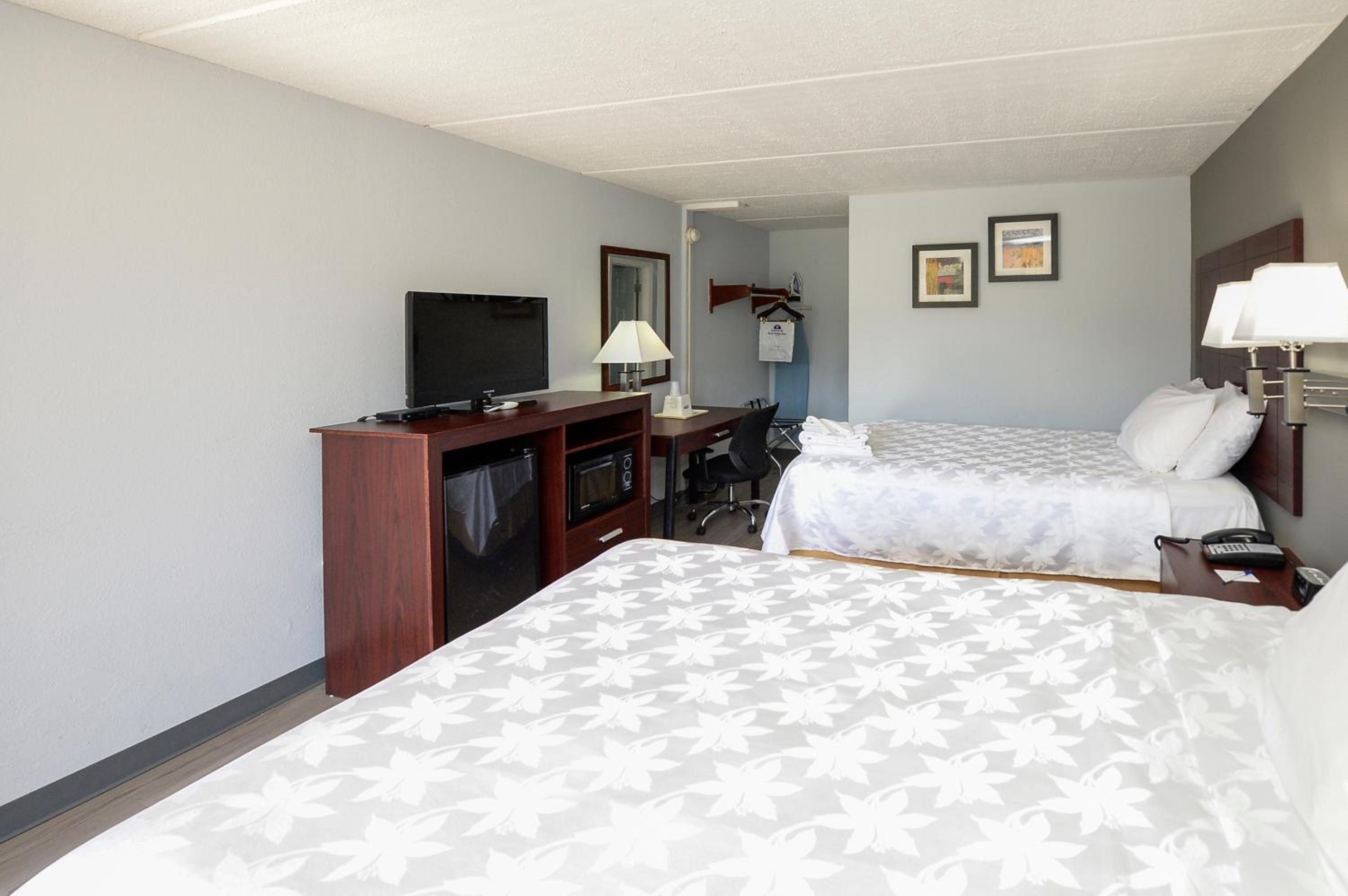 Double Room with Two Double Beds - Non-Smoking - Photo 2