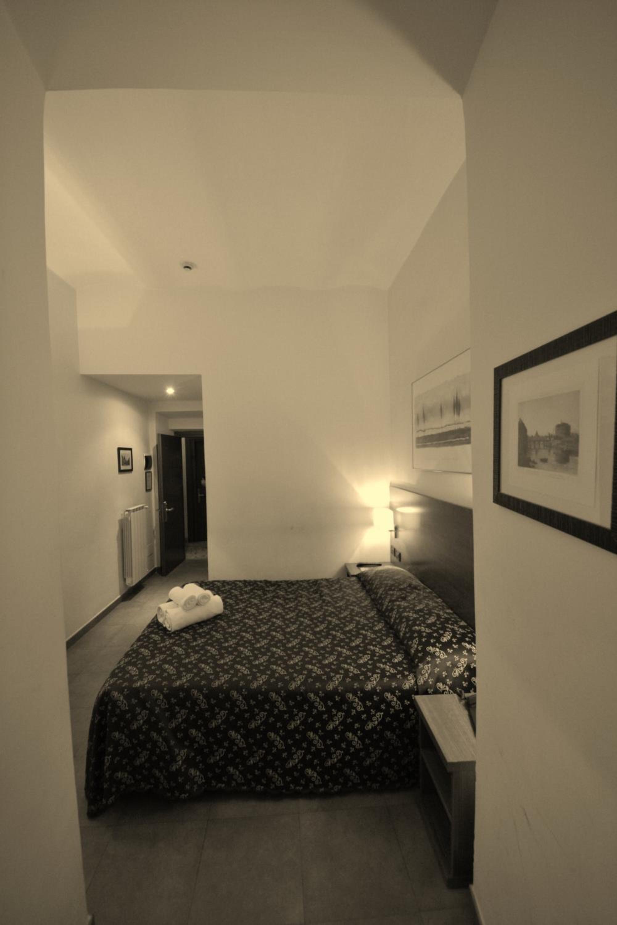 Double Room with Shared Bathroom photo 3