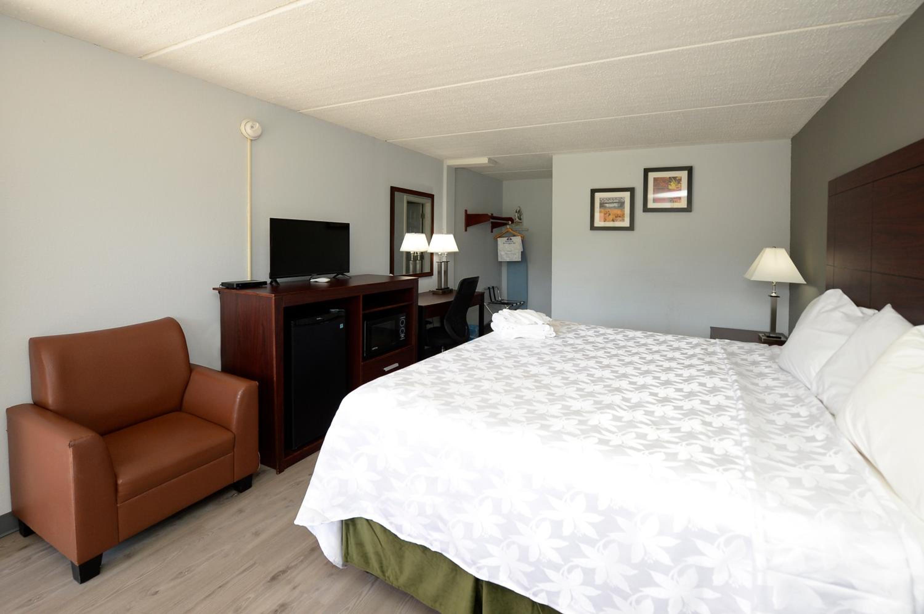King Room - Non-Smoking - Photo 7
