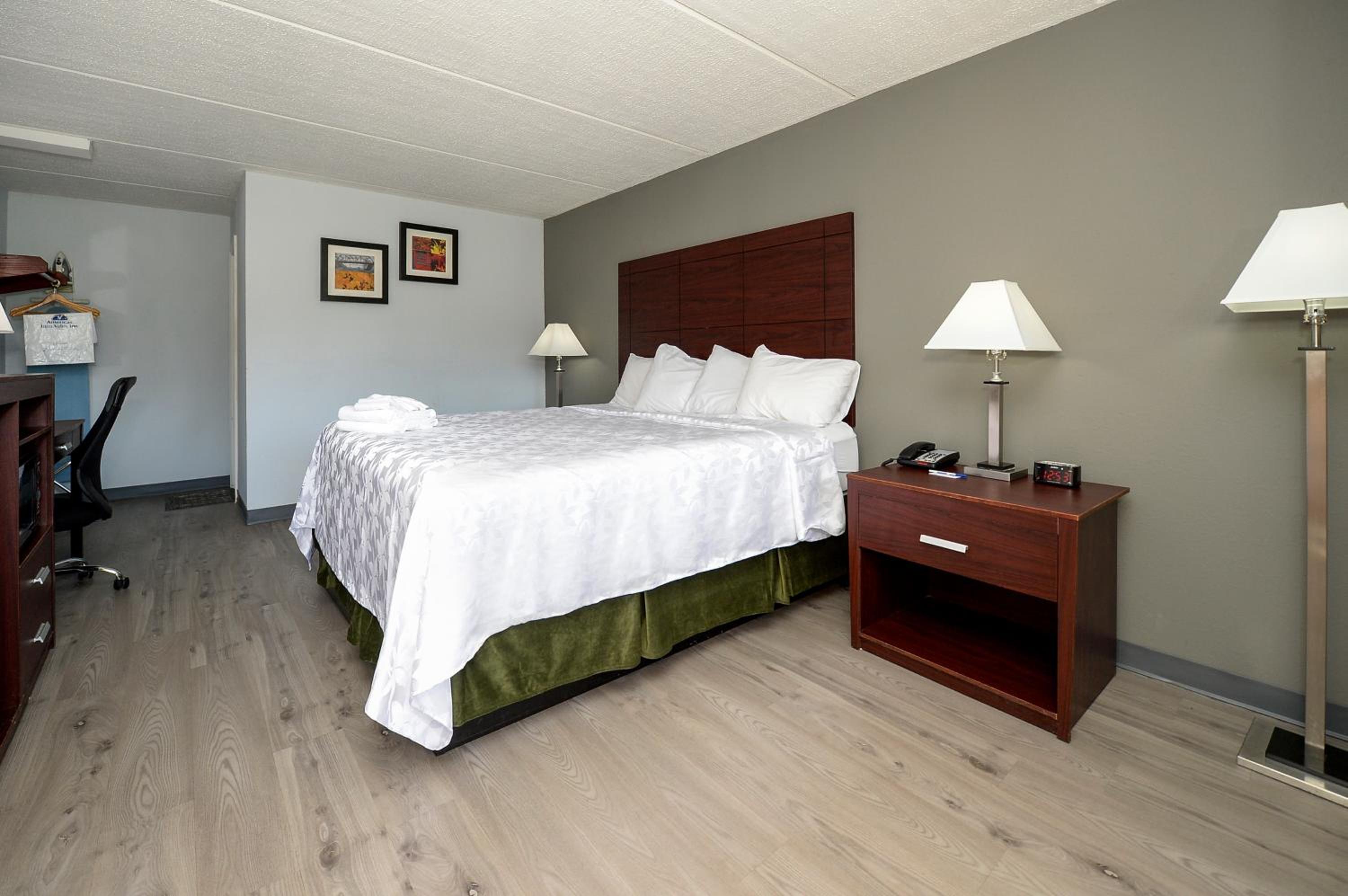 King Room - Non-Smoking - Photo 3