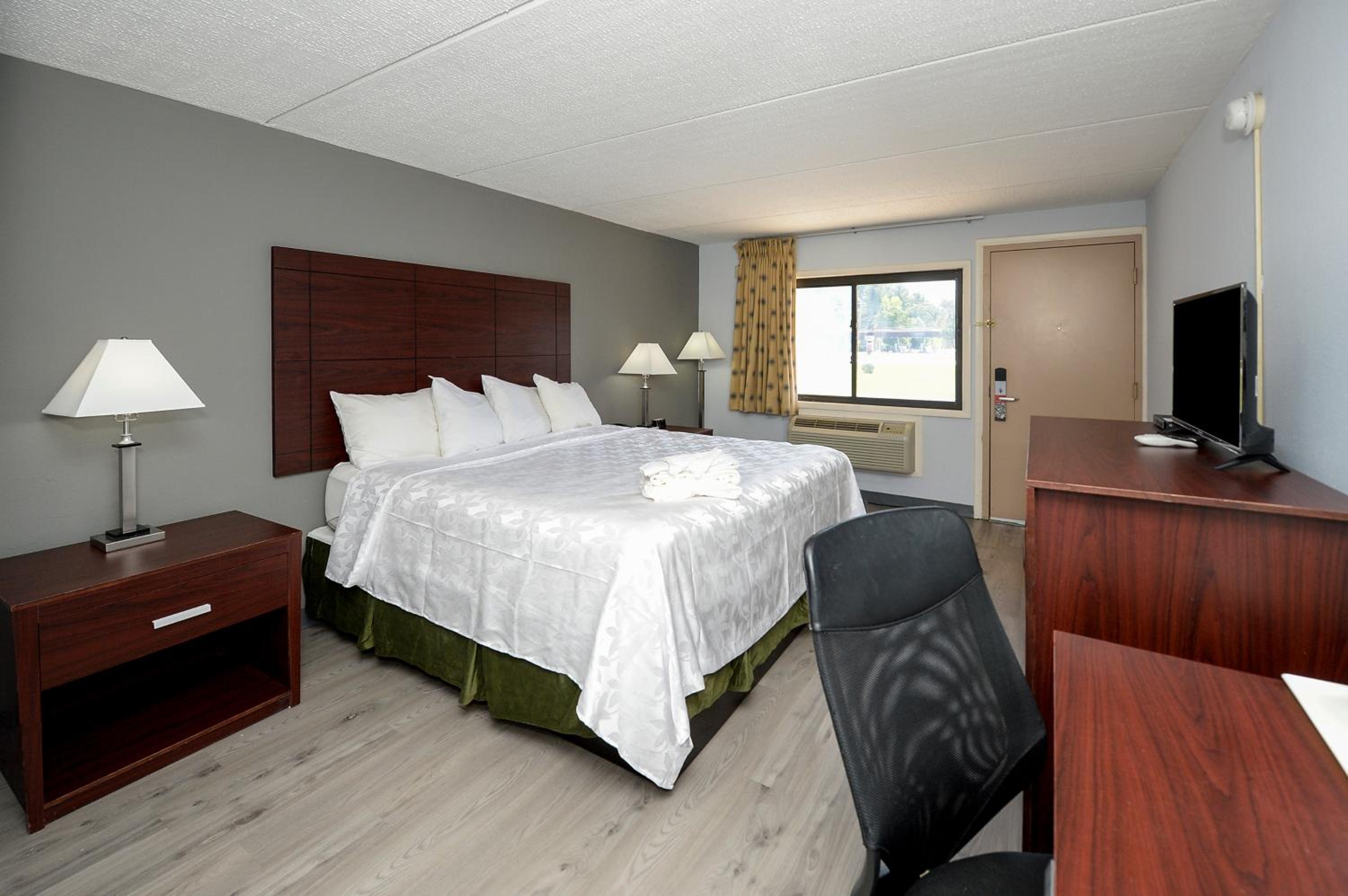 King Room - Non-Smoking - Photo 4