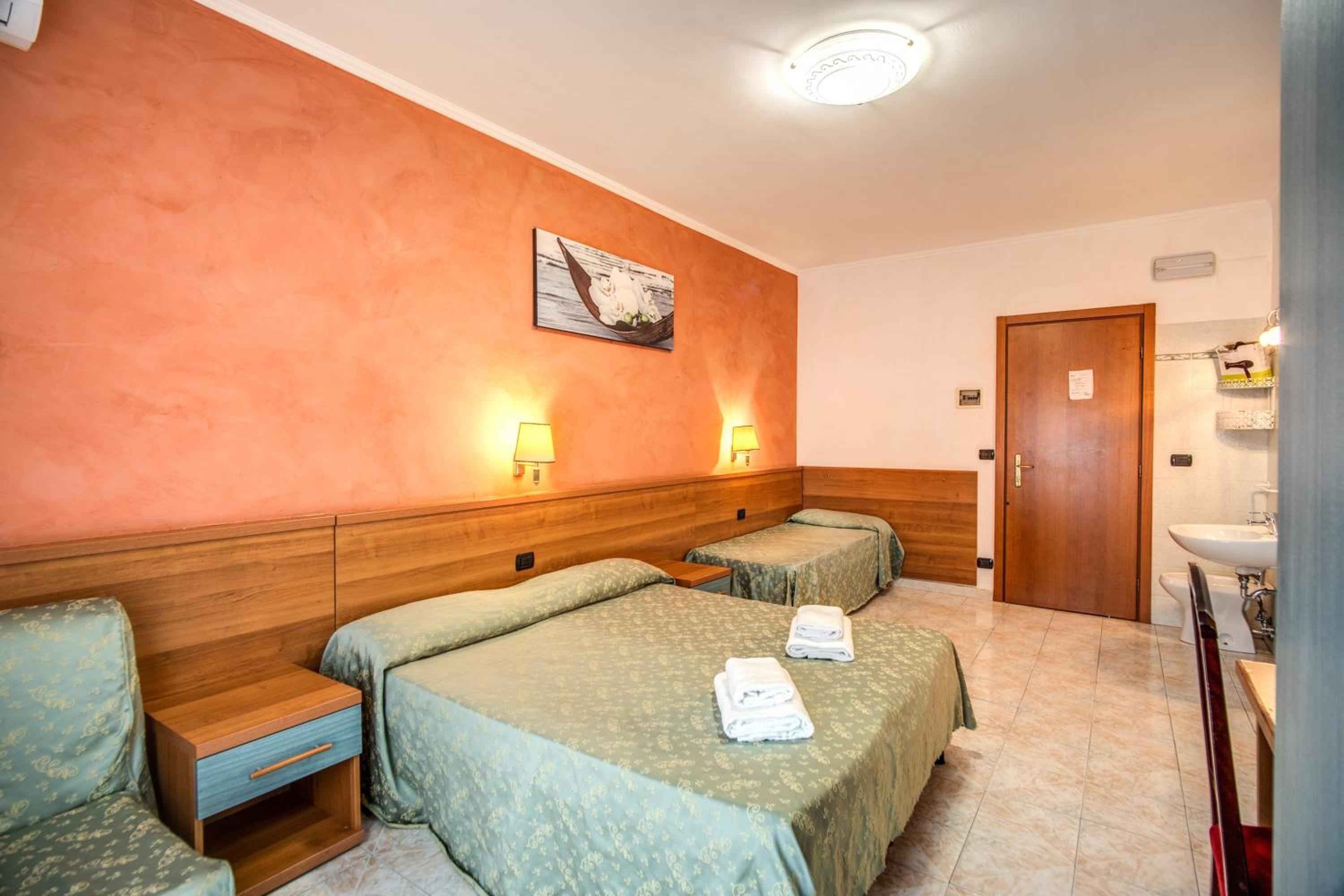 Triple Room with Private External Bathroom photo 1
