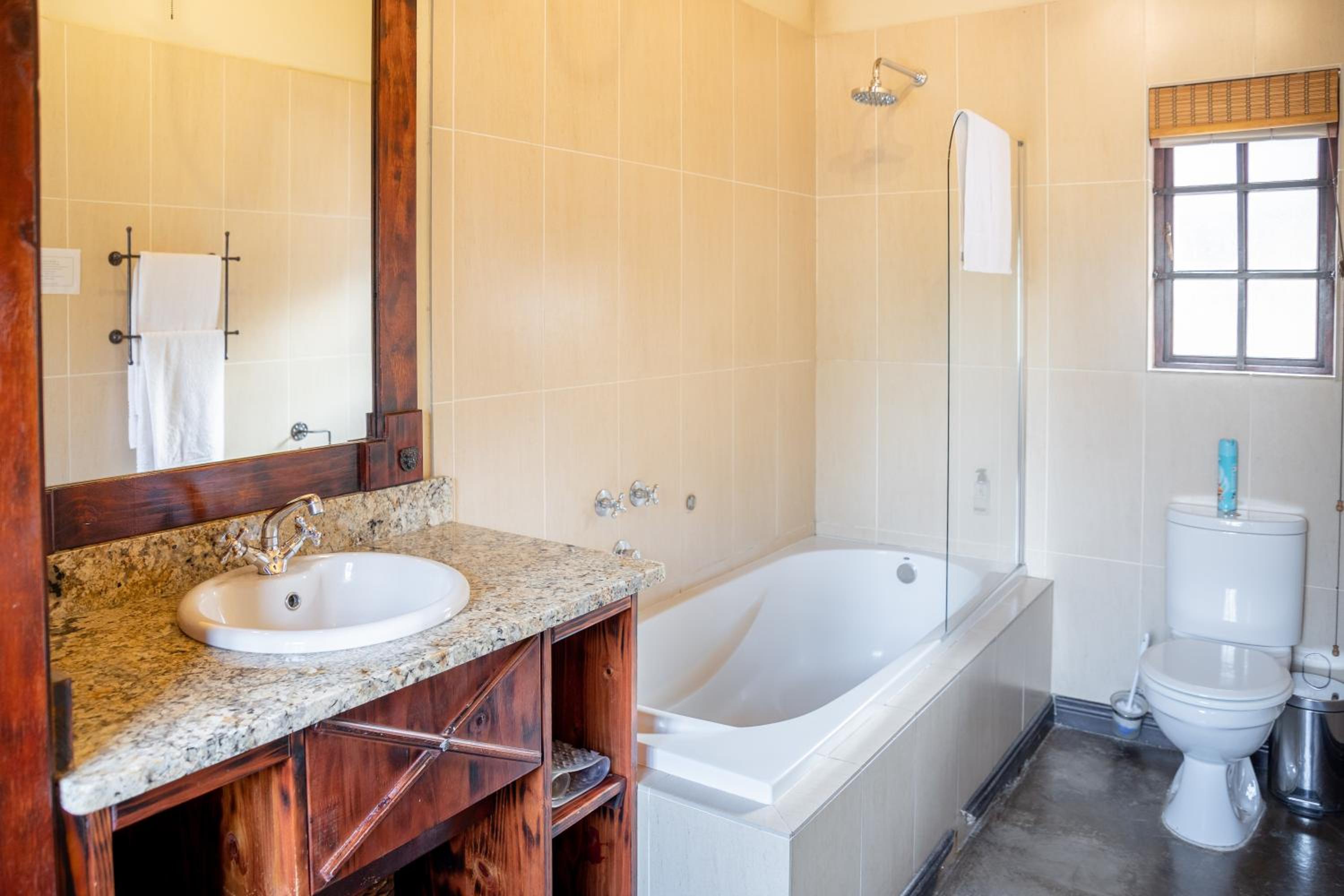 Single Room with Bathroom photo 2
