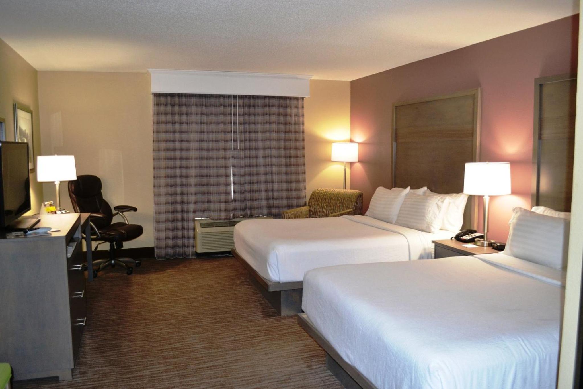 Standard Room with Two Queen Beds - Photo 2