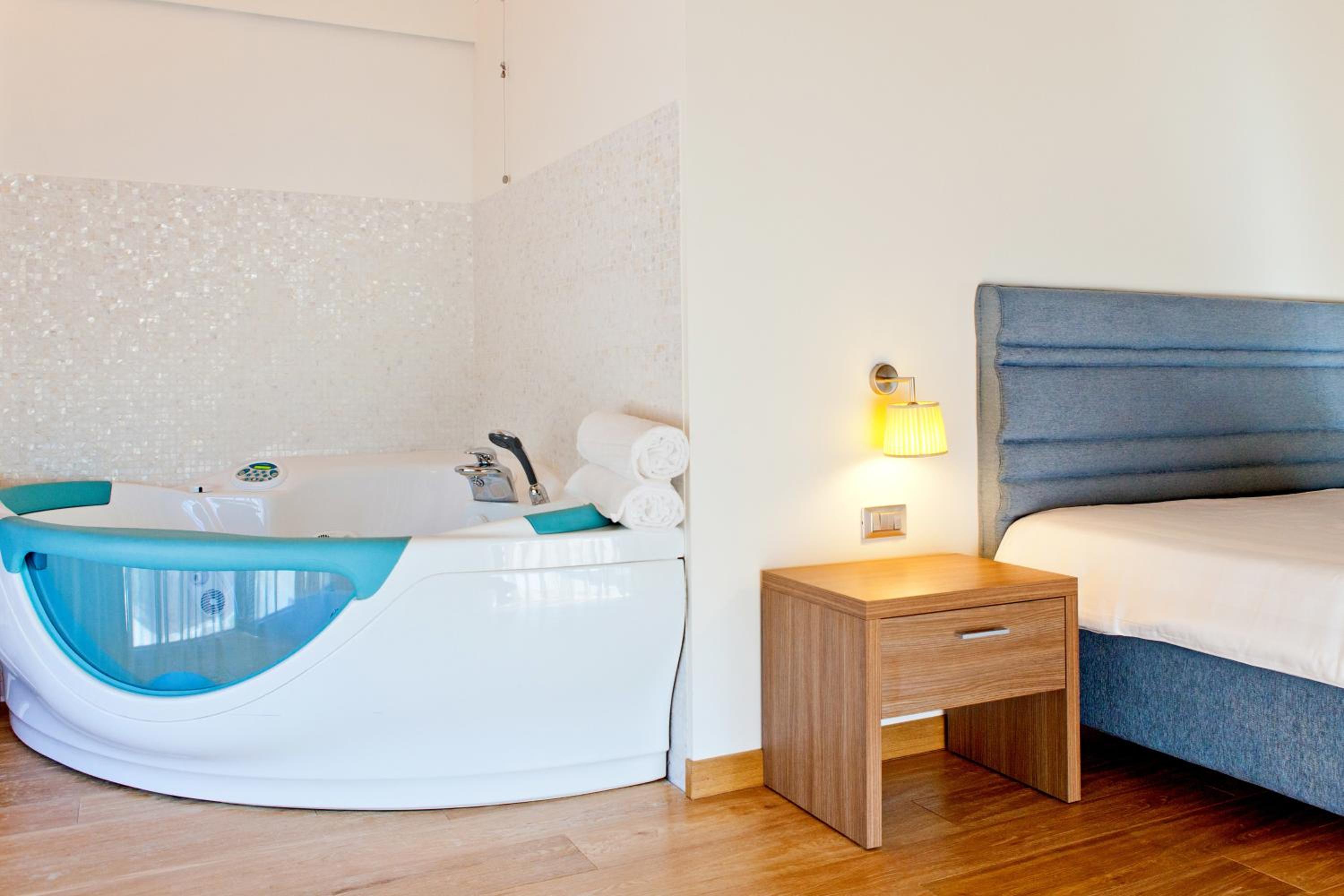 Junior Suite with Hot Tub photo 3