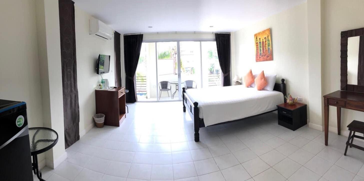 Apartment with Balcony photo 2