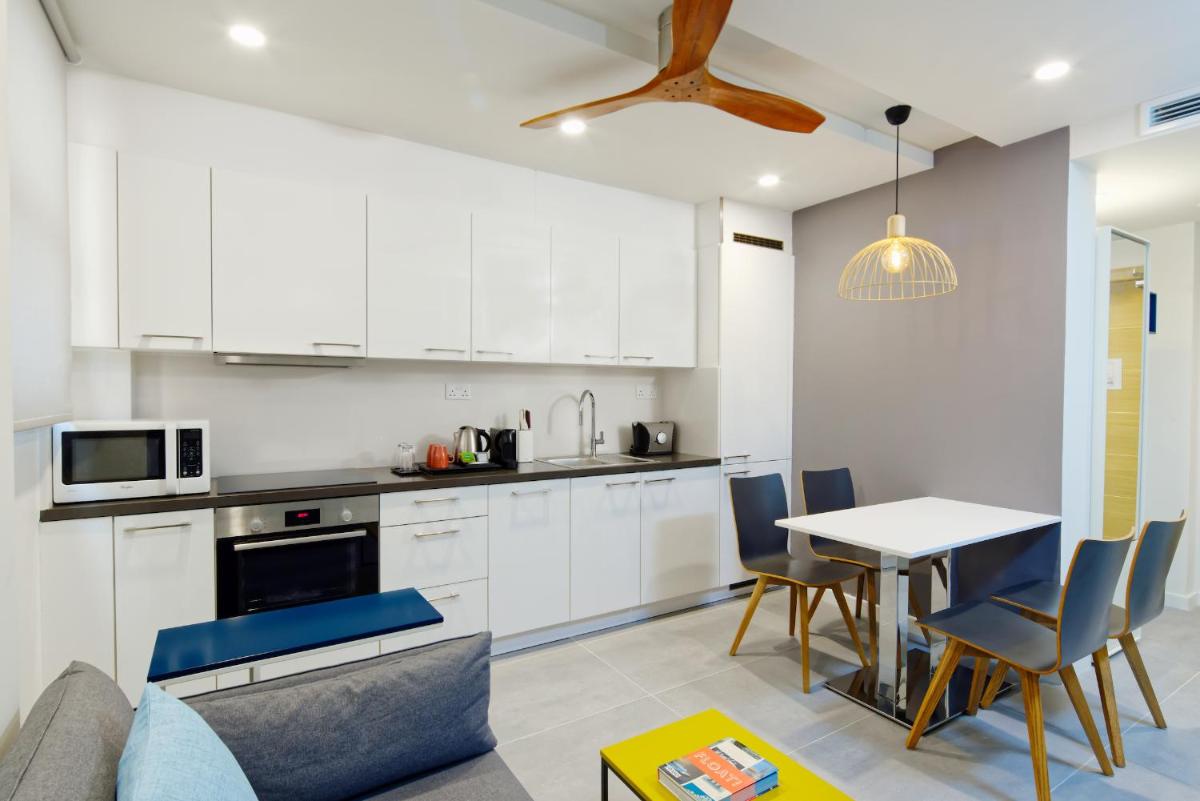 Deluxe King Suite