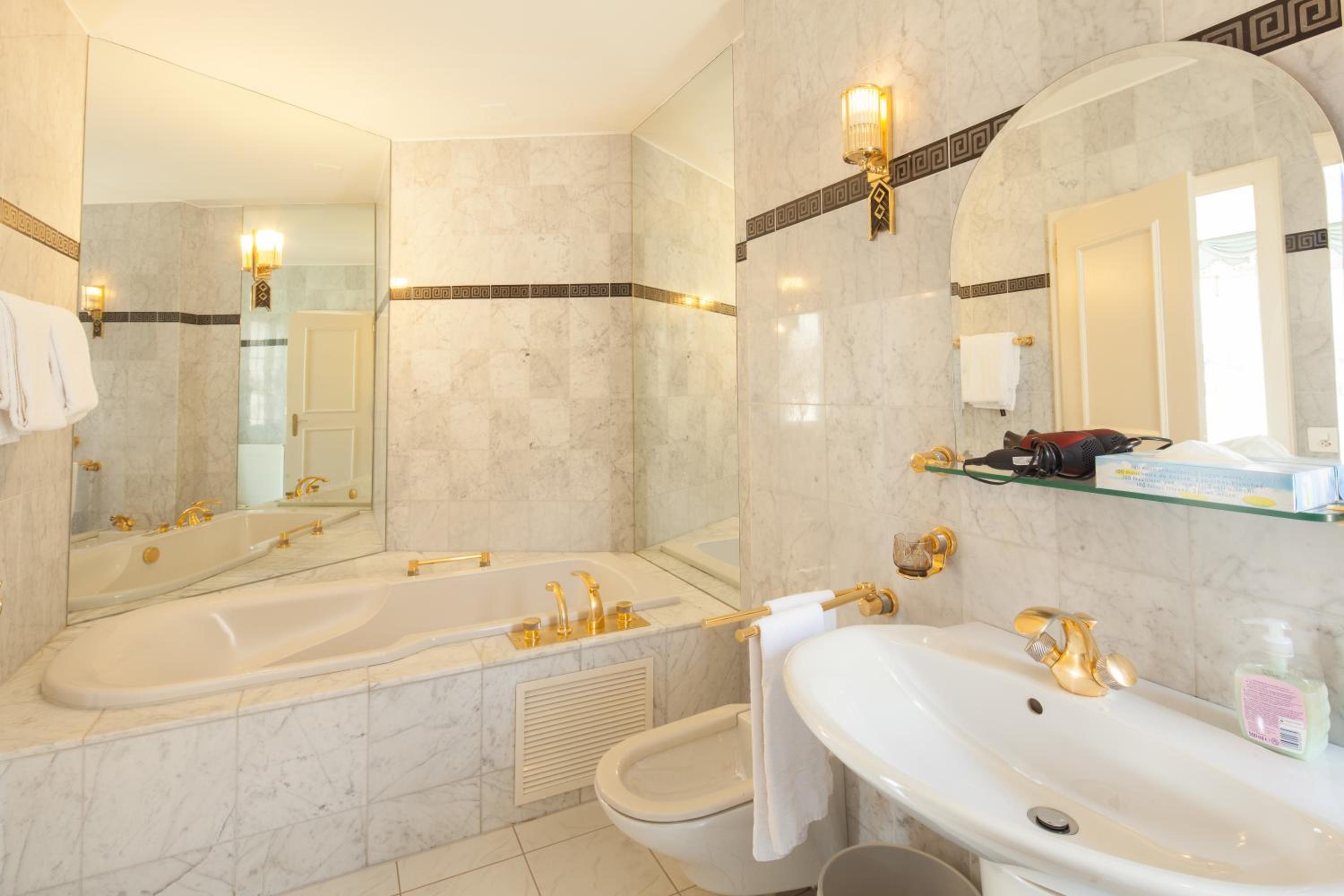 Quadruple Room - Photo 12