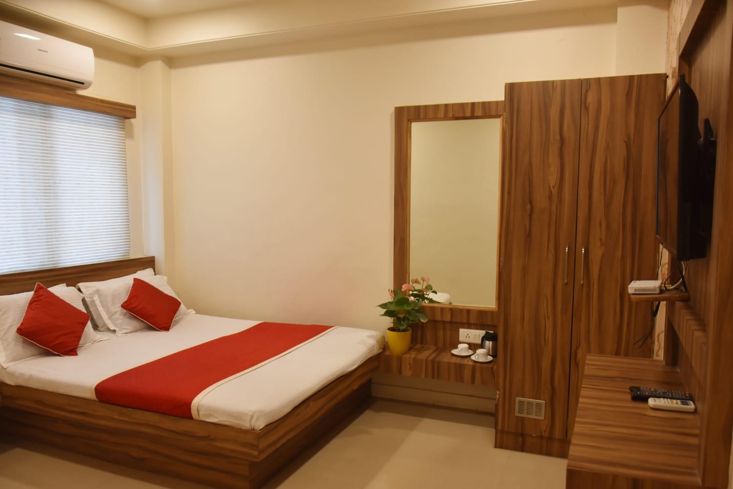 Deluxe Double Room with Balcony - Photo 2