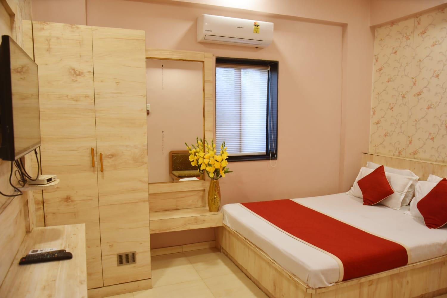 Deluxe Double Room with Balcony - Photo 7