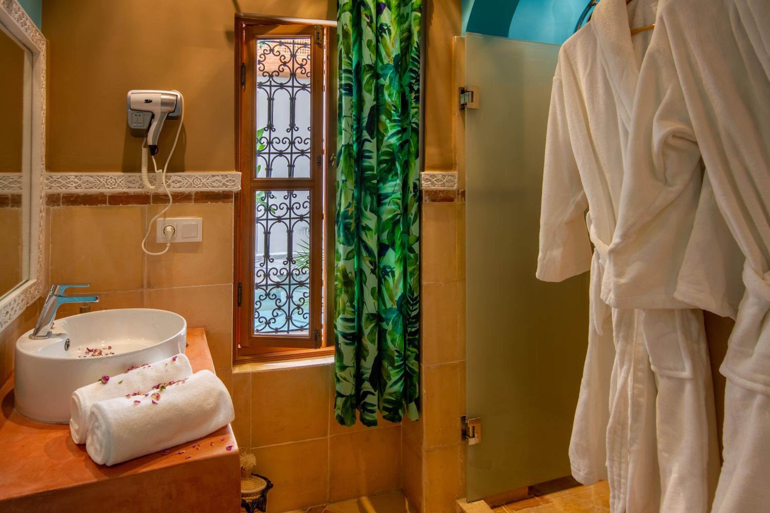 Deluxe Double or Twin Room with Pool Access - Photo 7