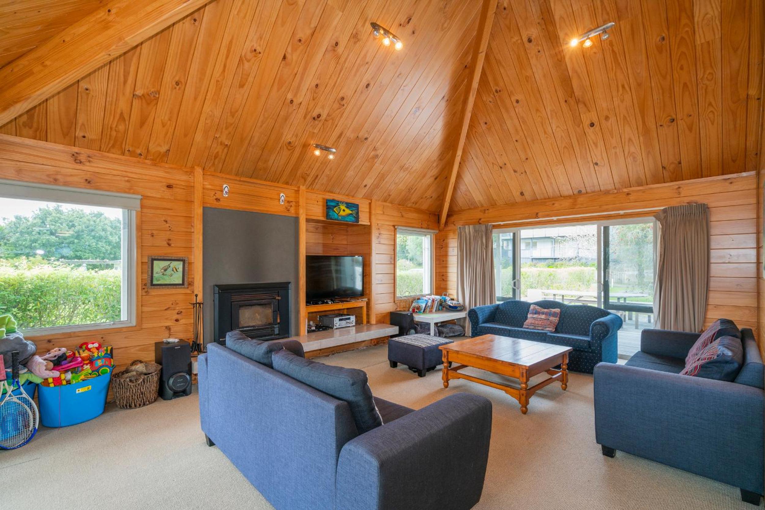 Five-Bedroom House photo 1