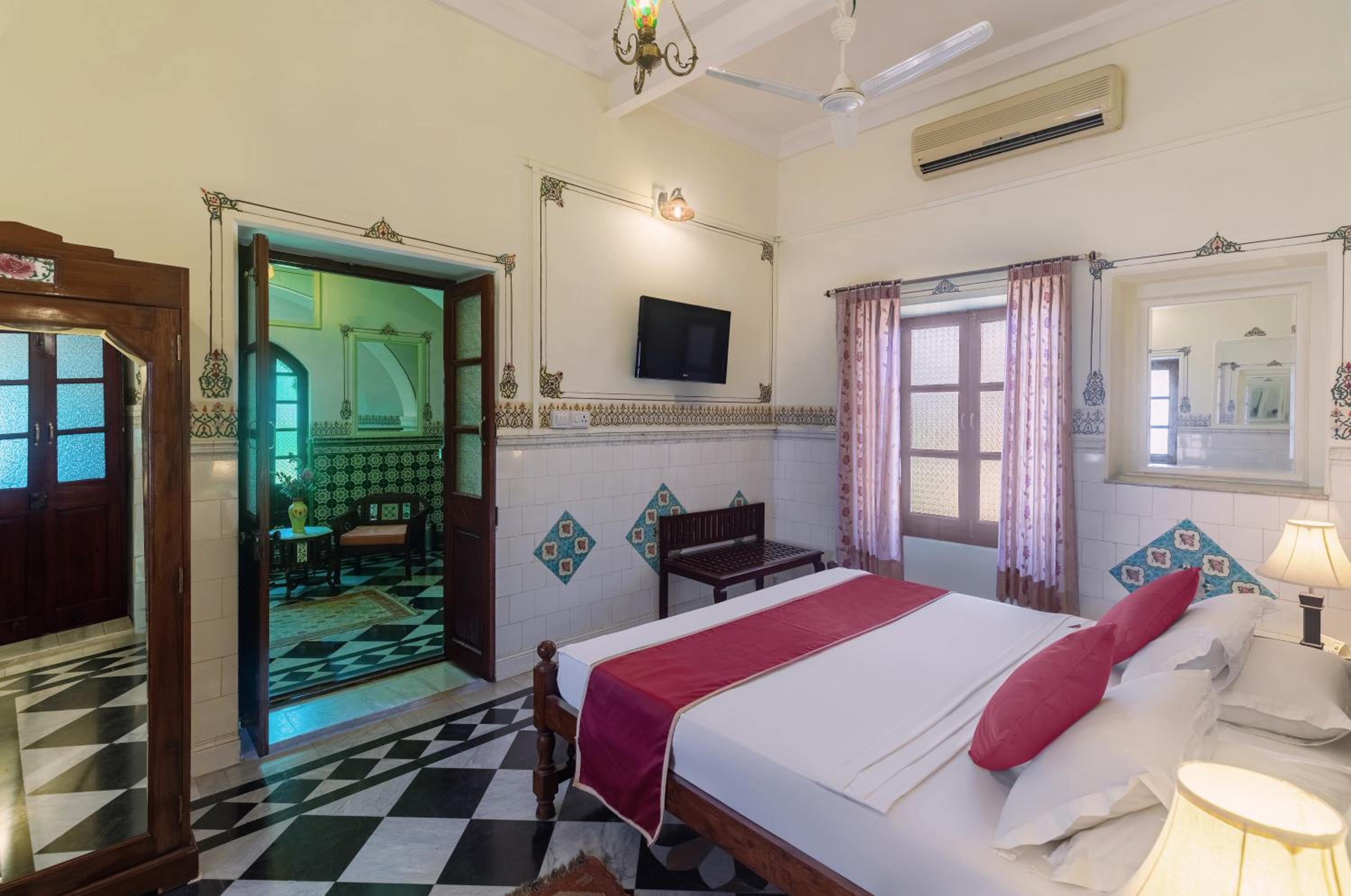 Large Double Room - Photo 3