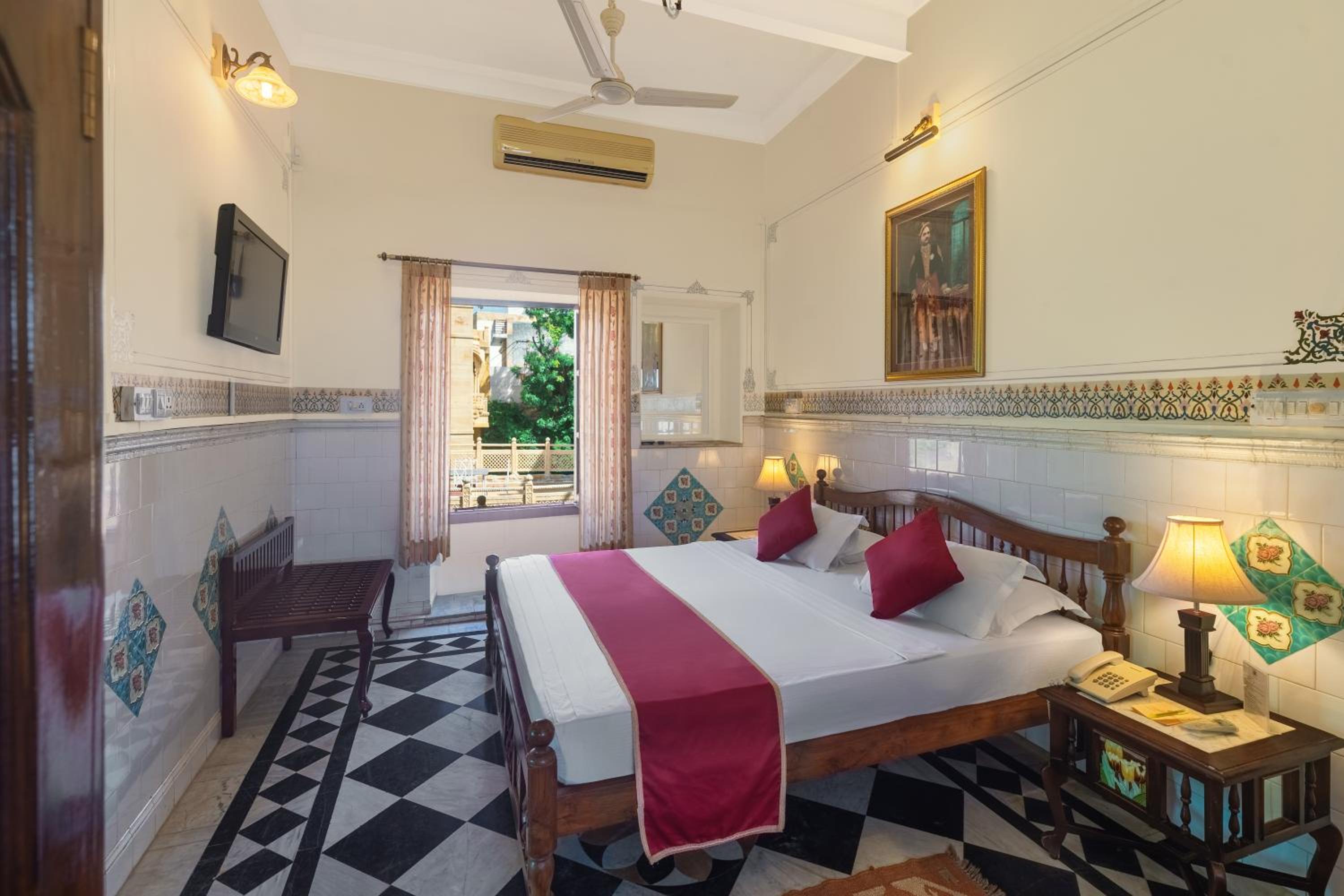 Large Double Room - Photo 2