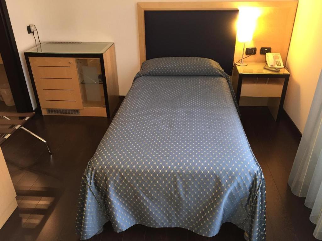 Single Room with Bathroom photo 1