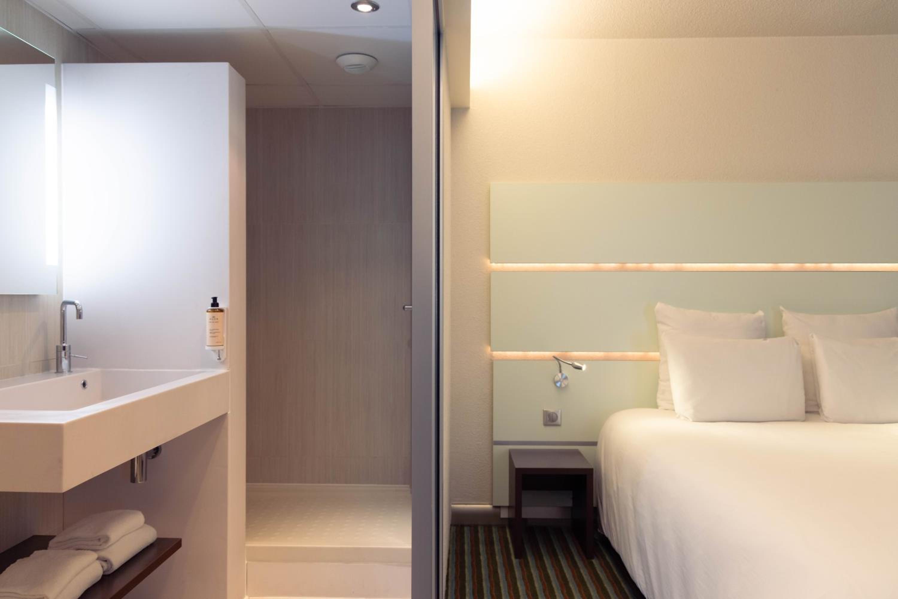 Superior Double Room thumbnail 5