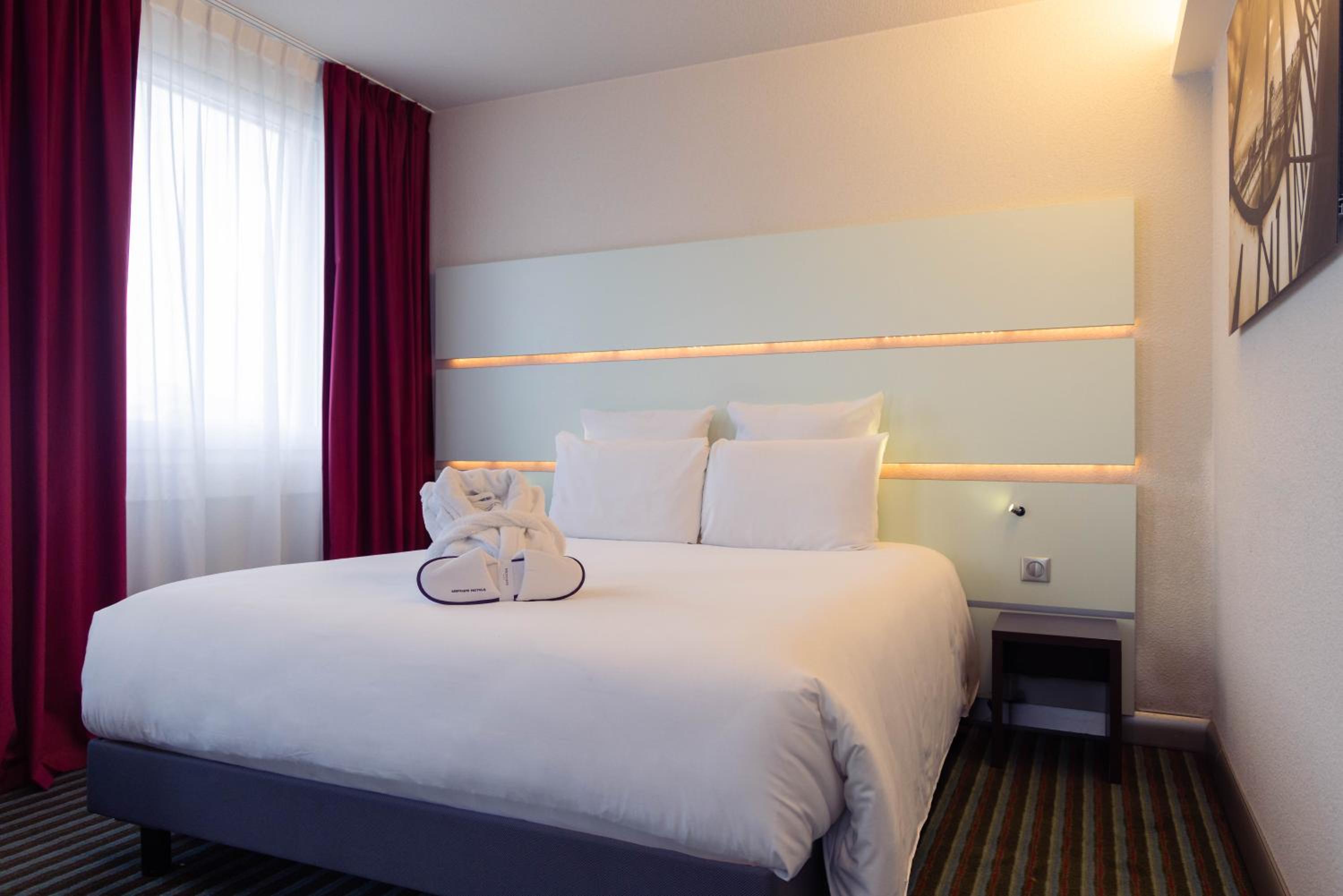 Standard Double Room thumbnail 5