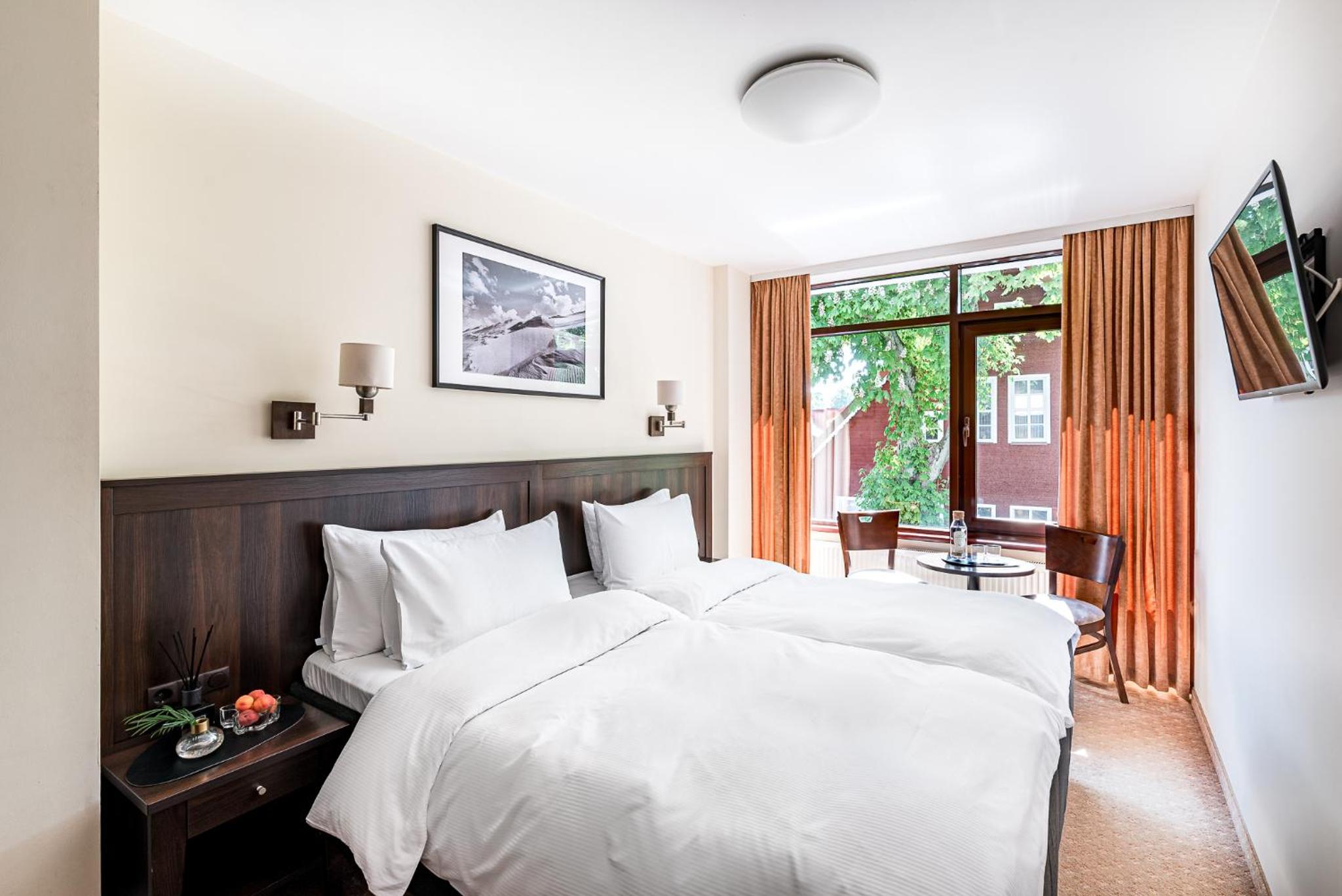 Standard Twin Room with Spa Access - Photo 12