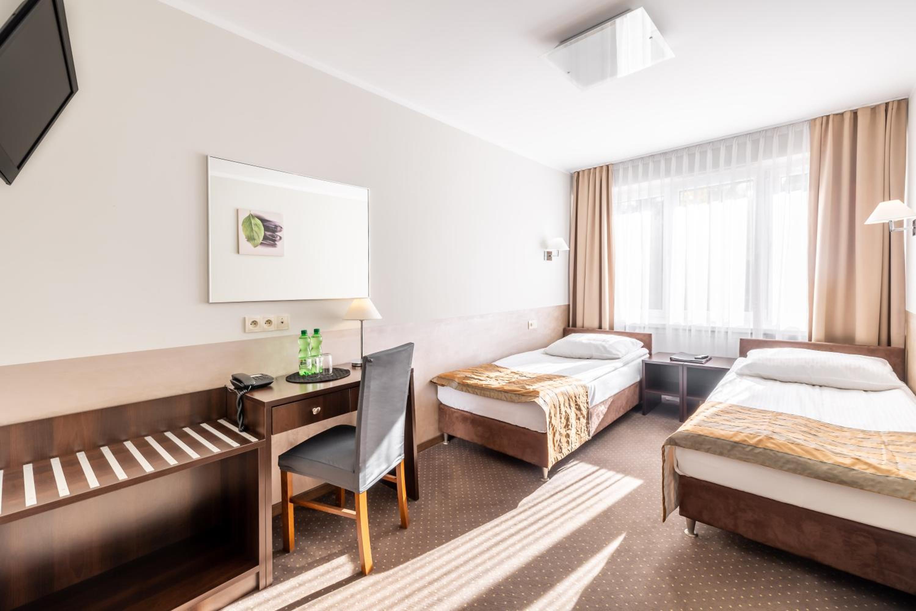 Standard Twin Room - Photo 4