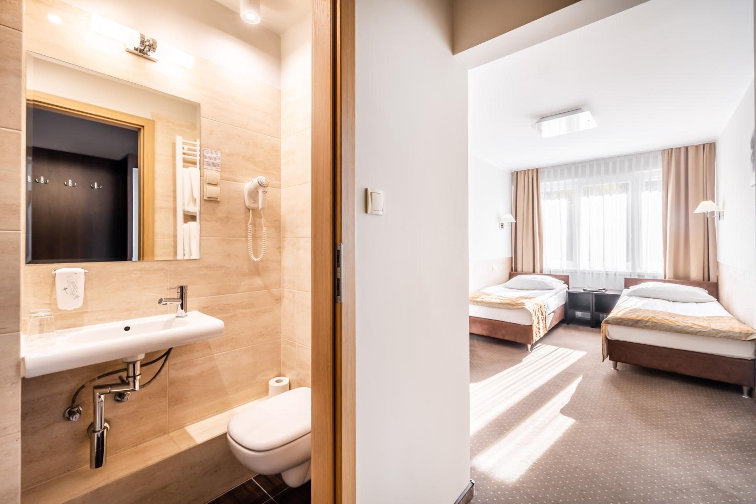 Standard Twin Room - Photo 3