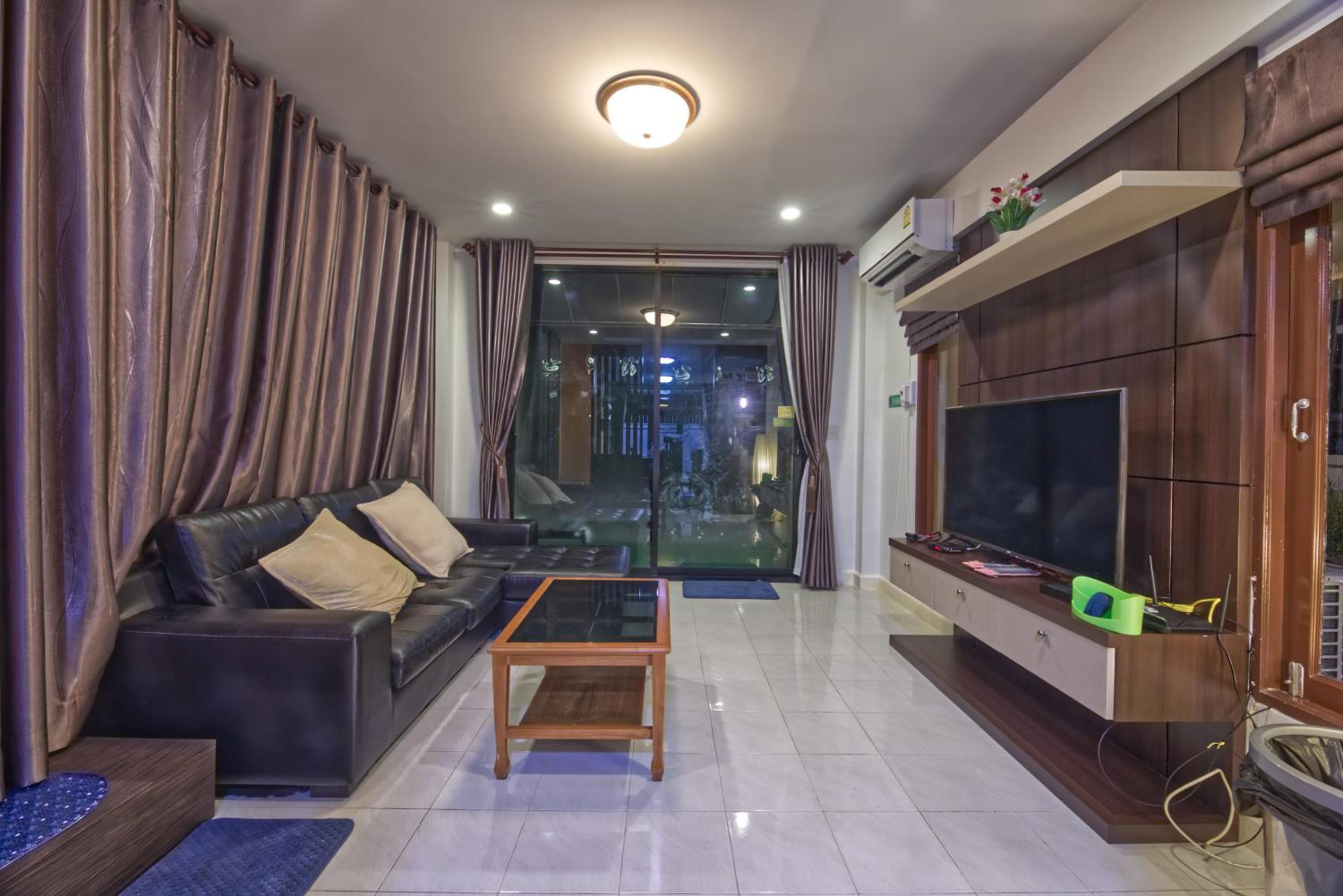 Villa - Photo 1