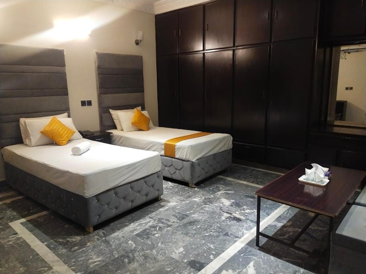 Large Twin Room photo 2