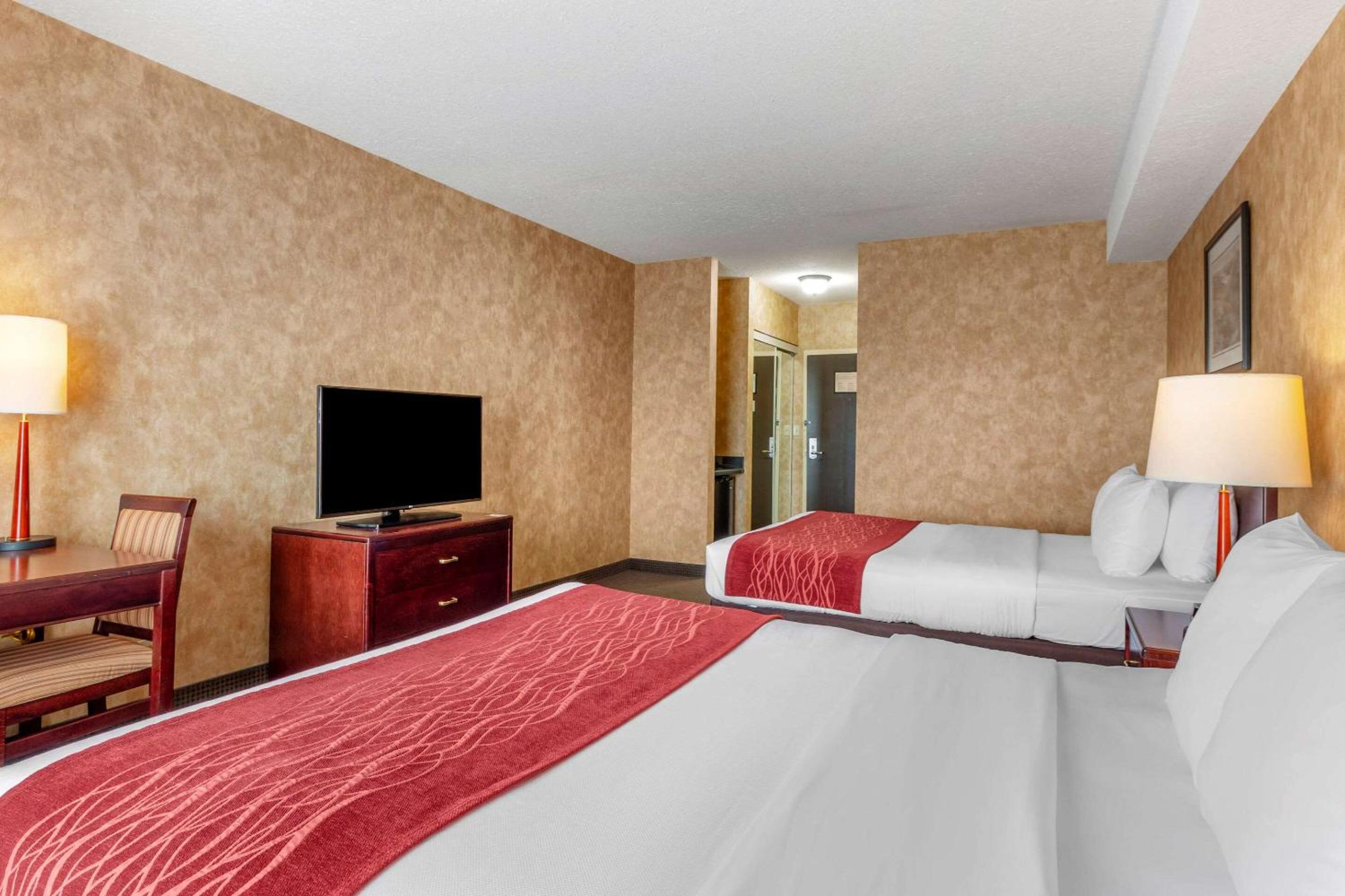 Queen Room with Two Queen Beds - Photo 2