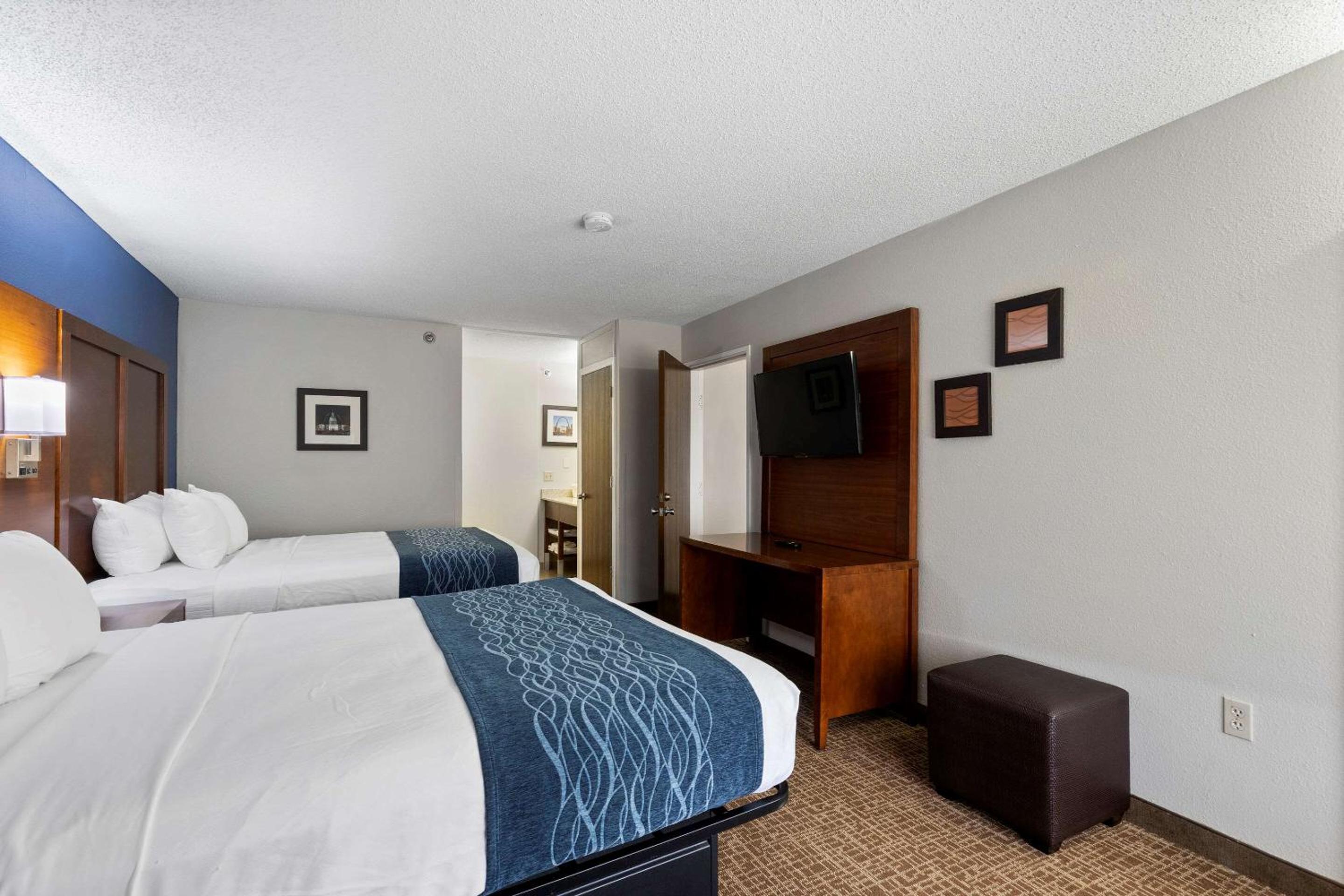 Queen Room with Two Queen Beds - Non-Smoking - Photo 6
