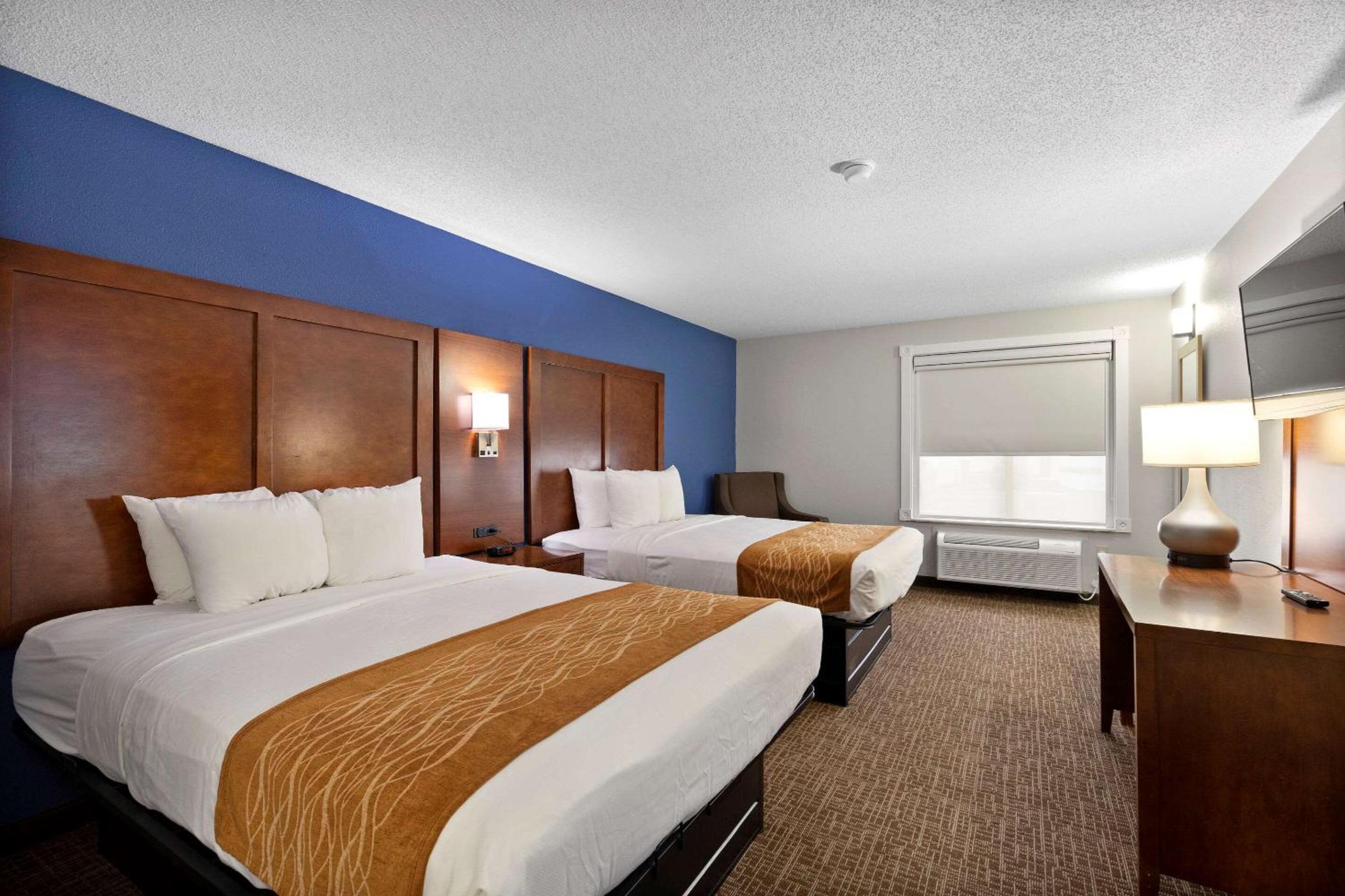 Queen Room with Two Queen Beds - Non-Smoking - Photo 4