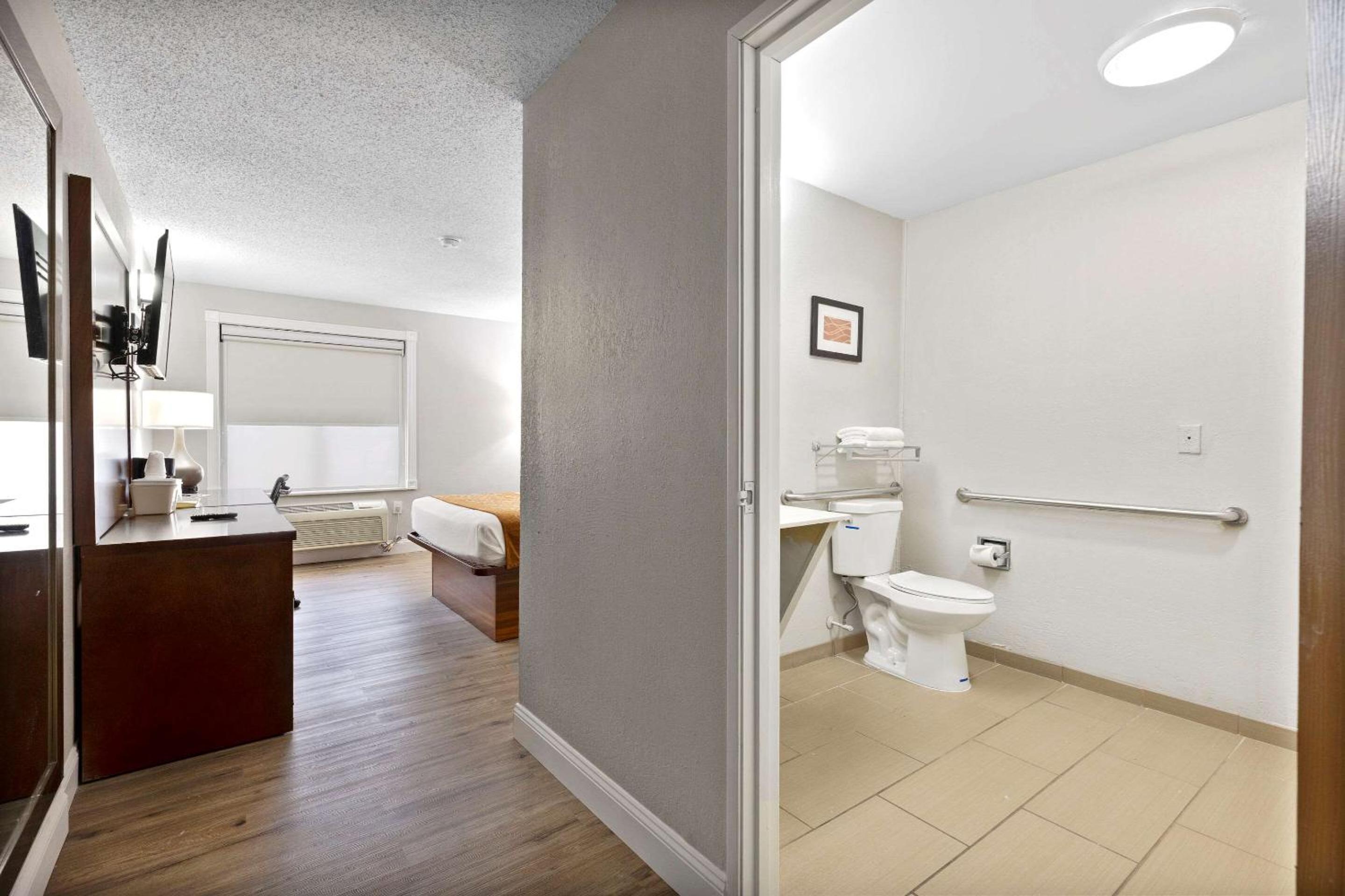 Queen Room - Accessible/Non Smoking - Photo 1