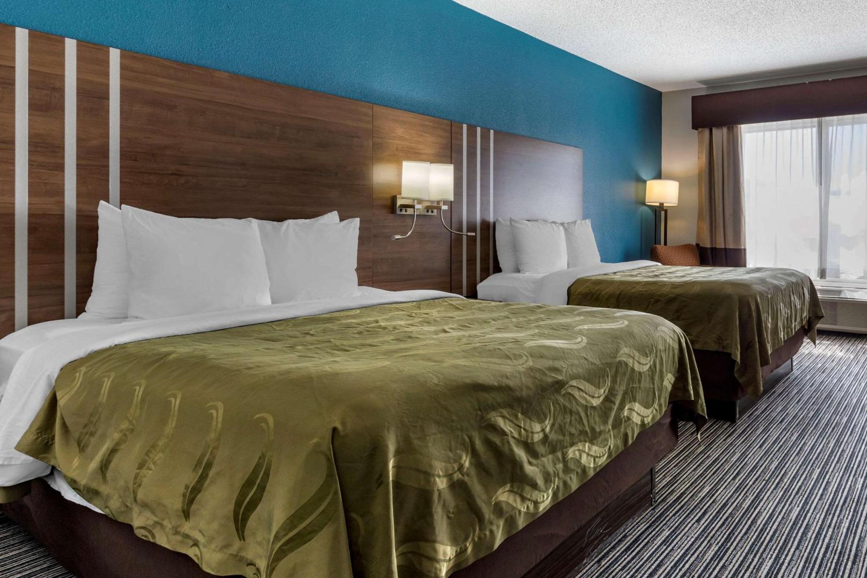 Queen Room with Two Queen Beds - Non-Smoking - Photo 4