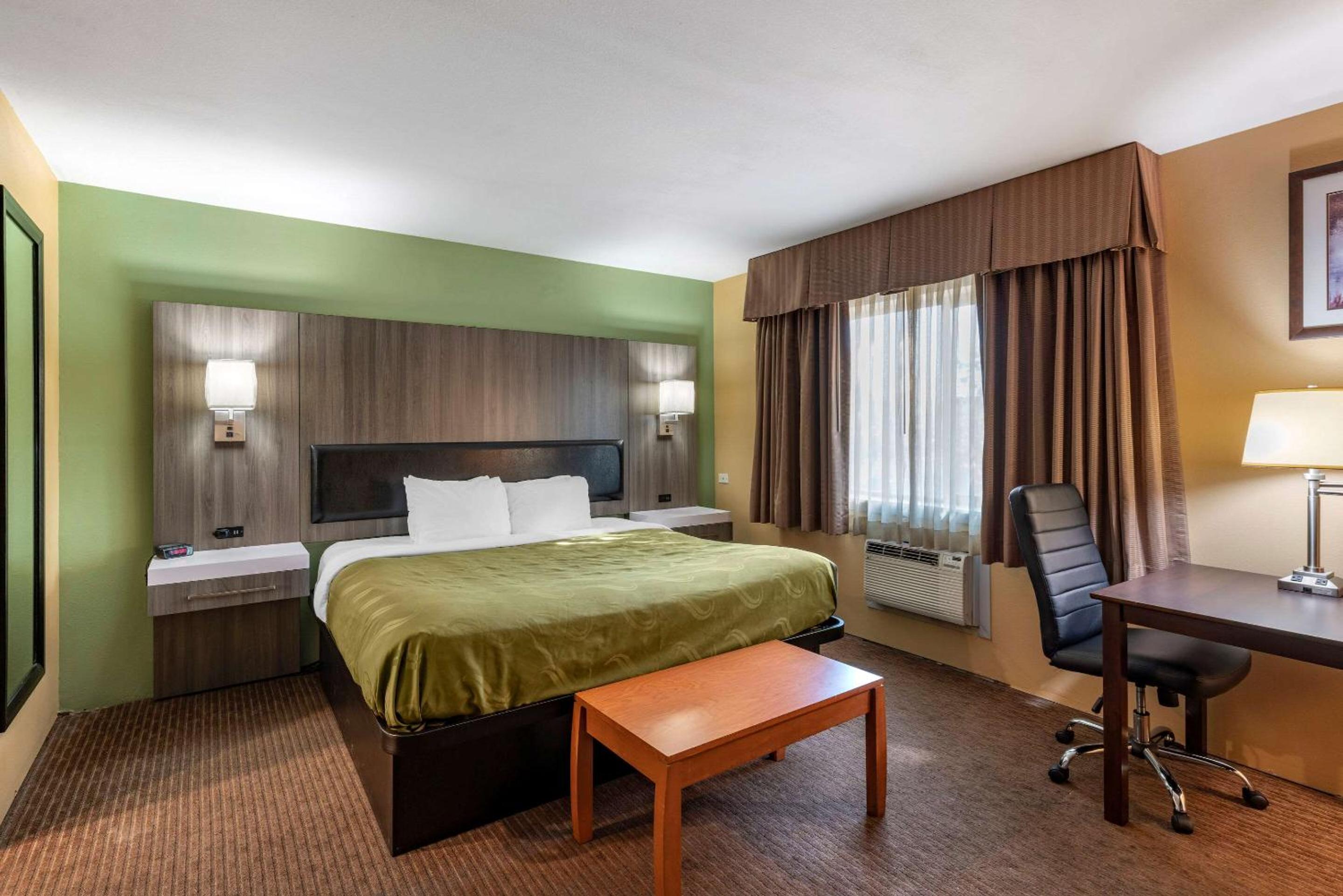 King Room - Non-Smoking - Photo 5