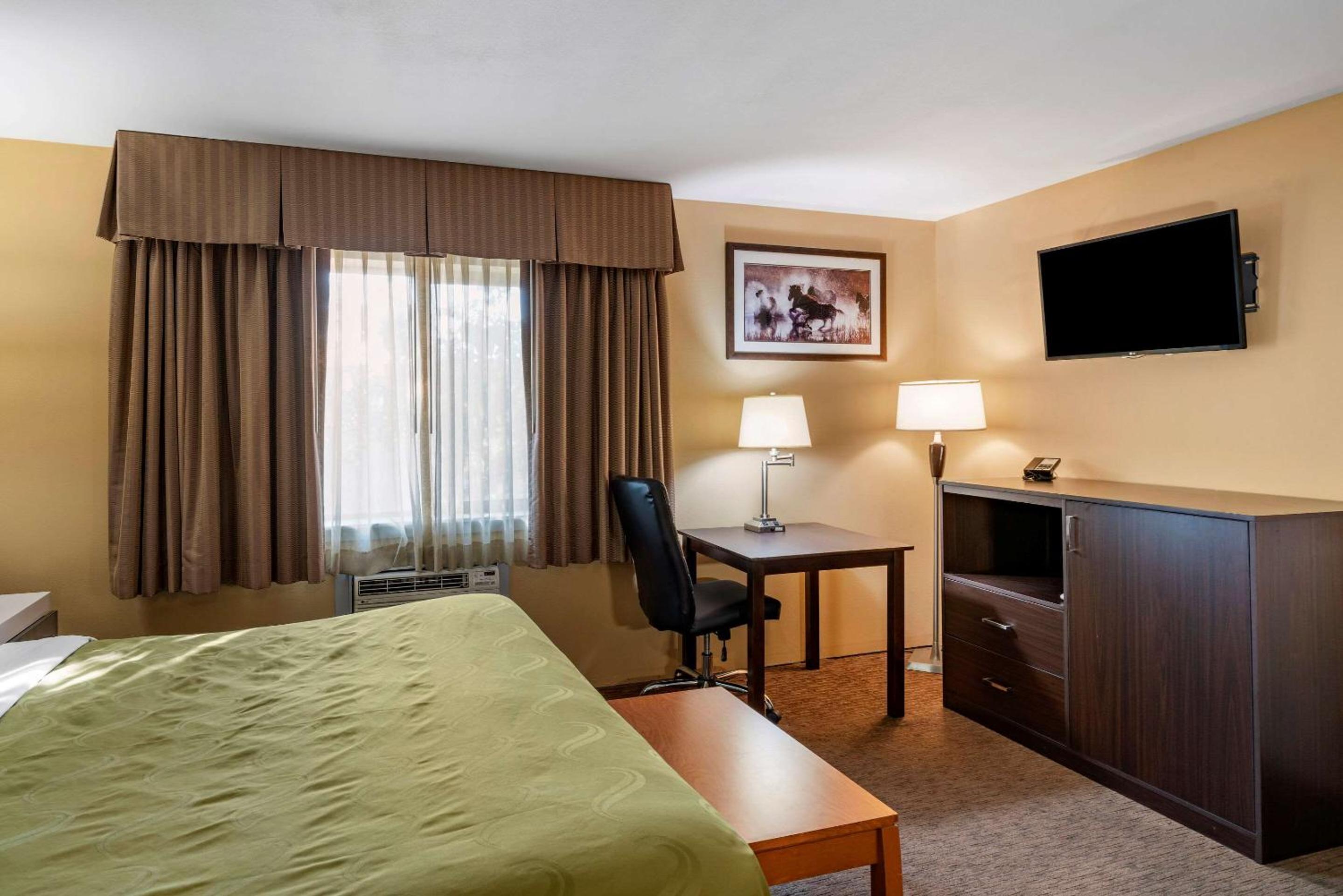 King Room - Non-Smoking - Photo 6