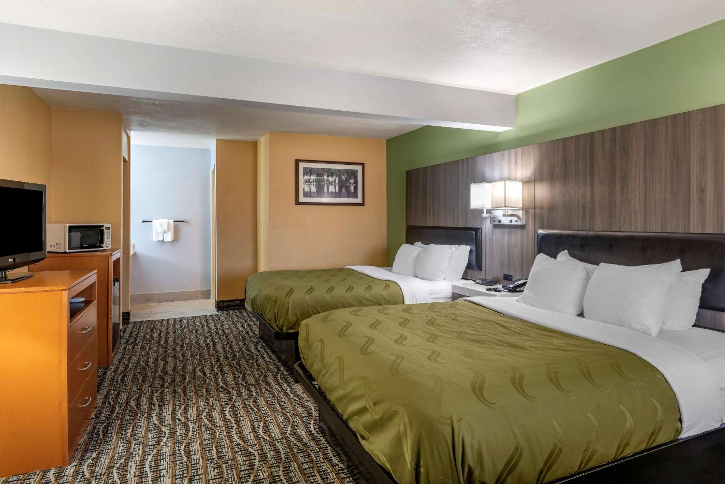 Queen Room with Two Queen Beds - Non-Smoking - Photo 1