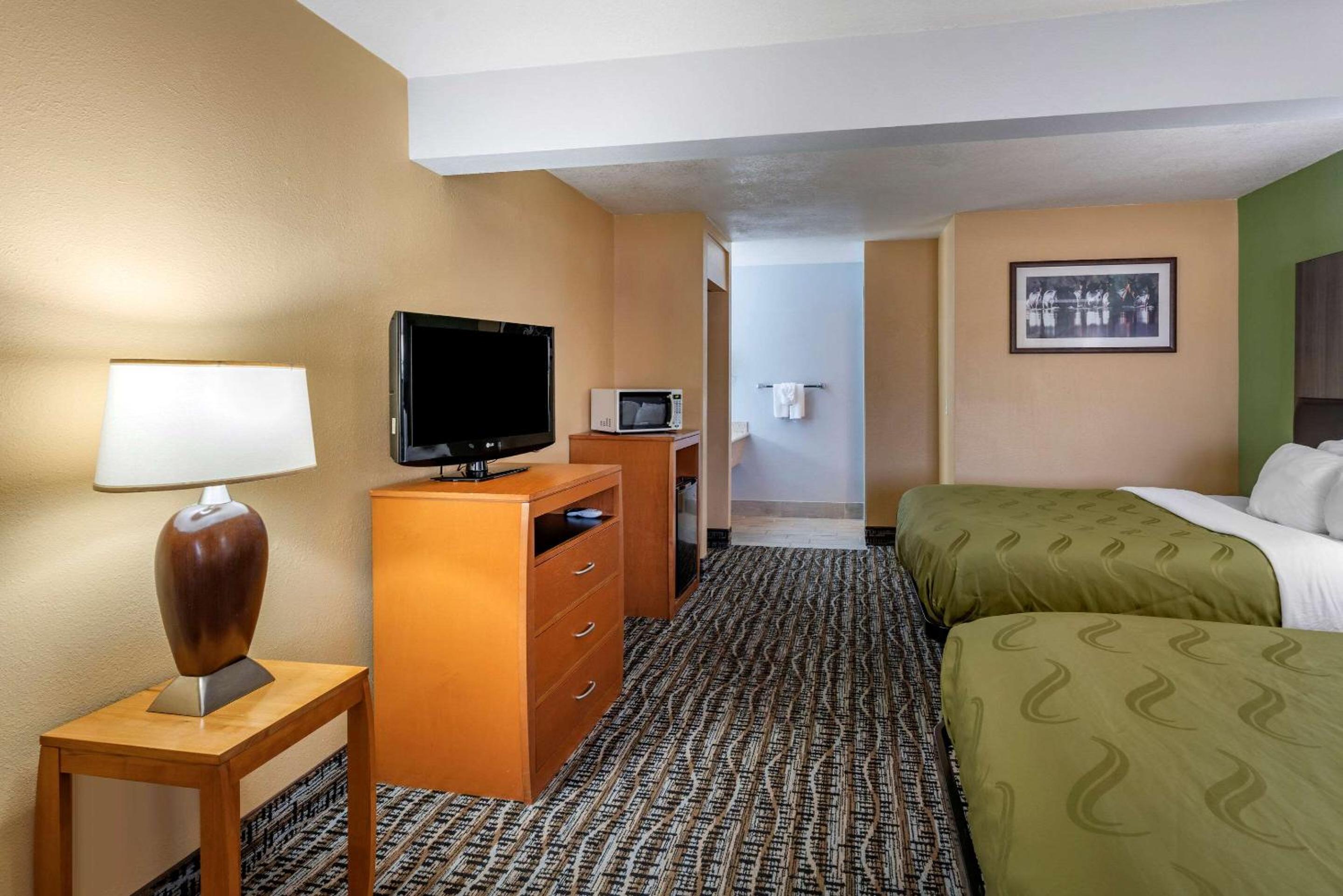 Queen Room with Two Queen Beds - Non-Smoking - Photo 3