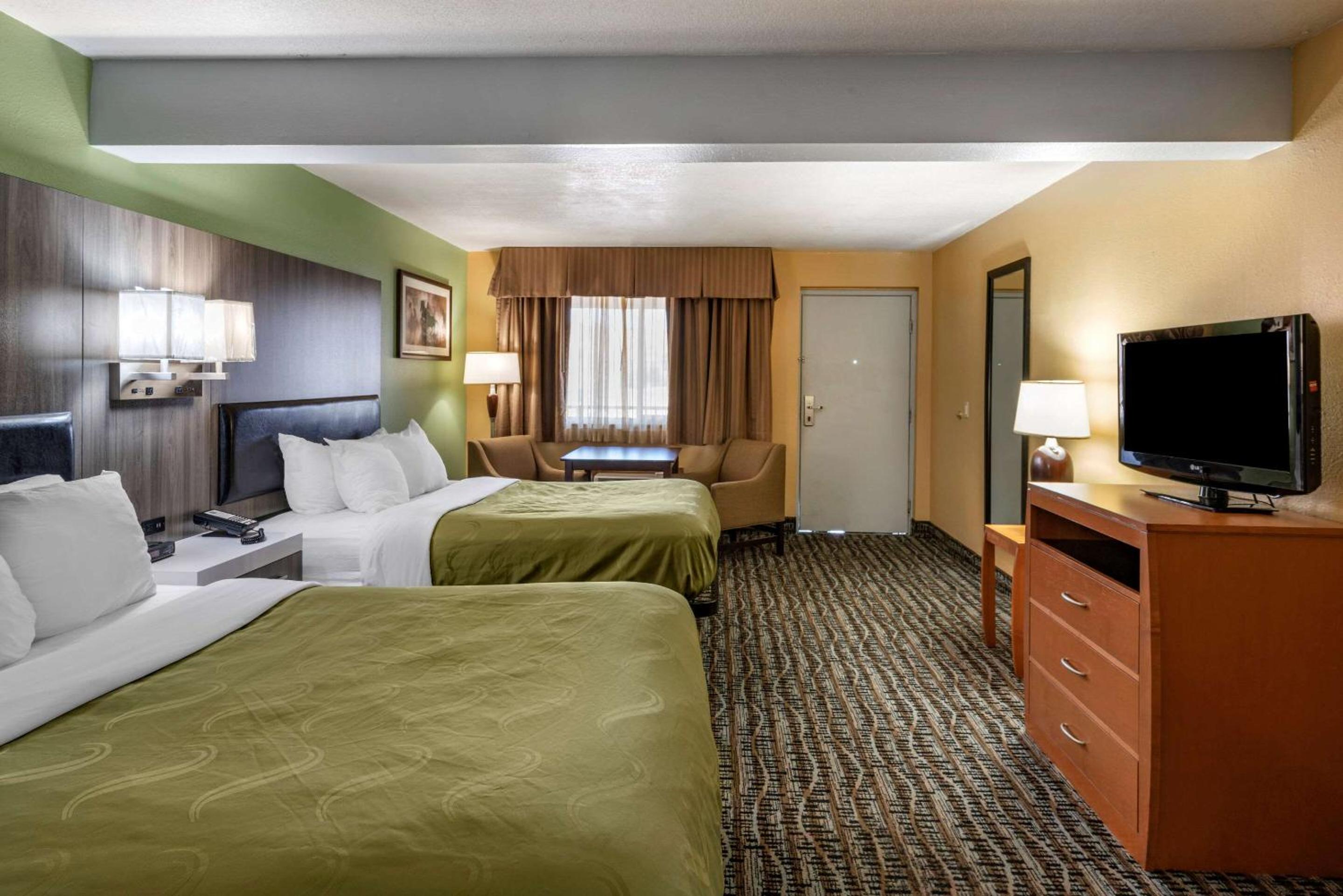Queen Room with Two Queen Beds - Non-Smoking - Photo 5
