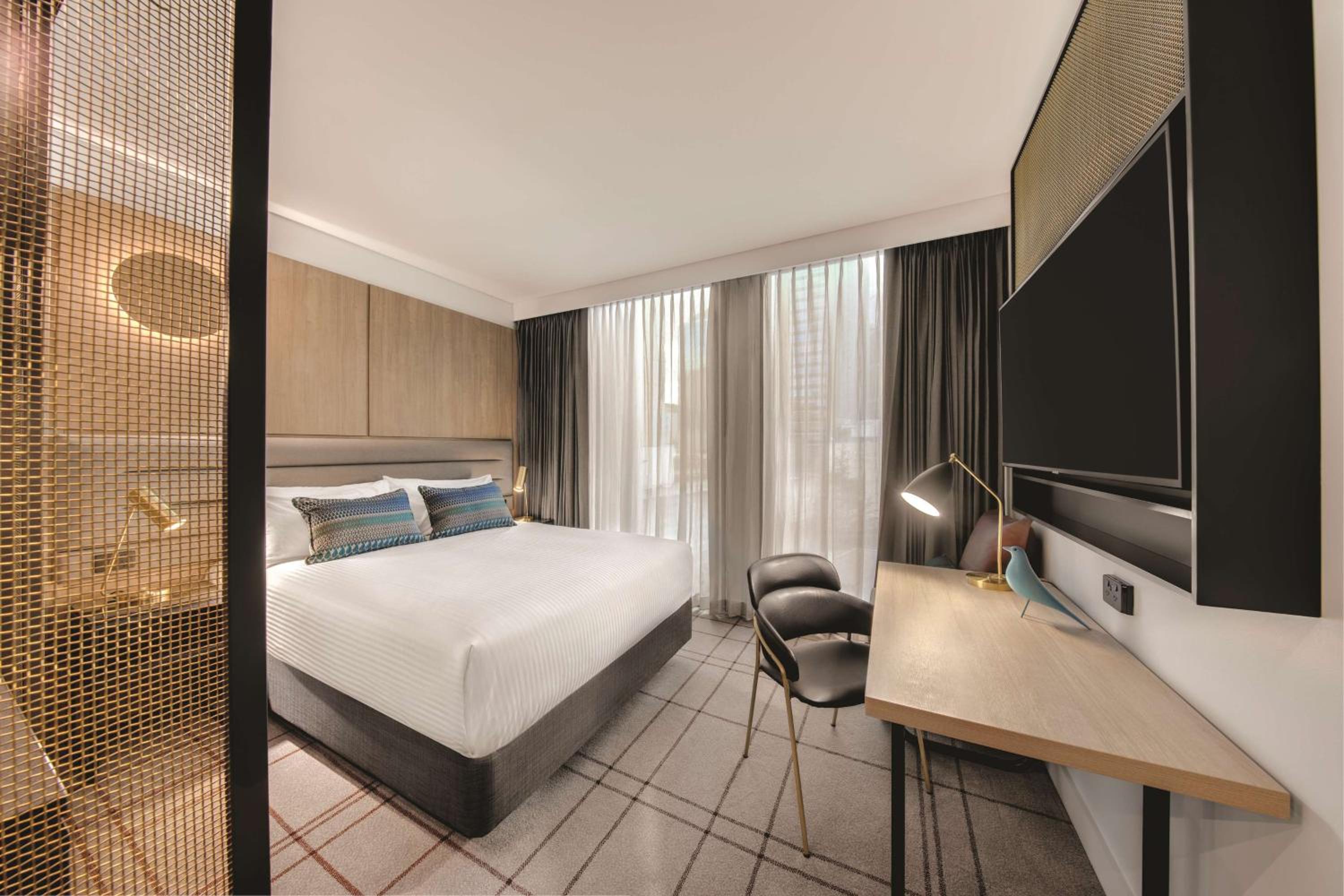 Queen Room thumbnail 5