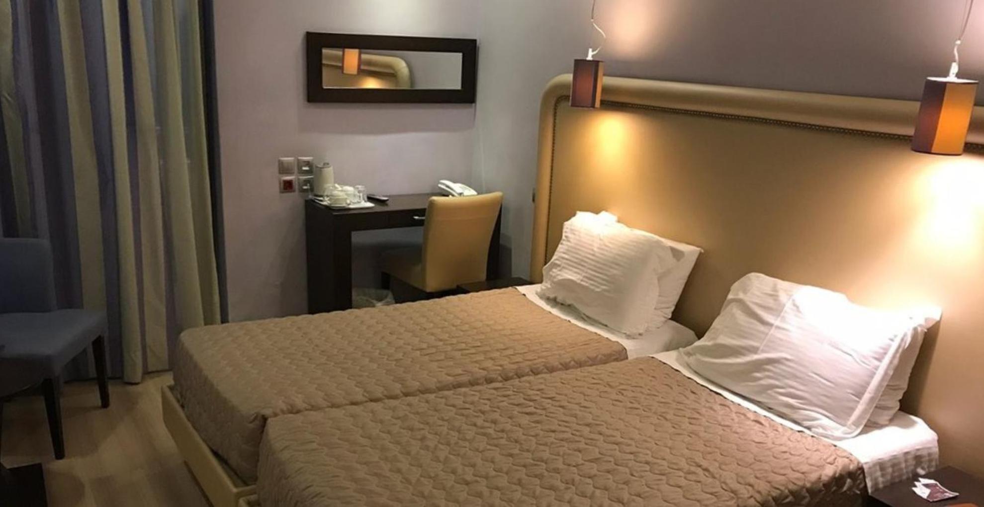 Double or Twin Room with Side Sea View - Photo 4