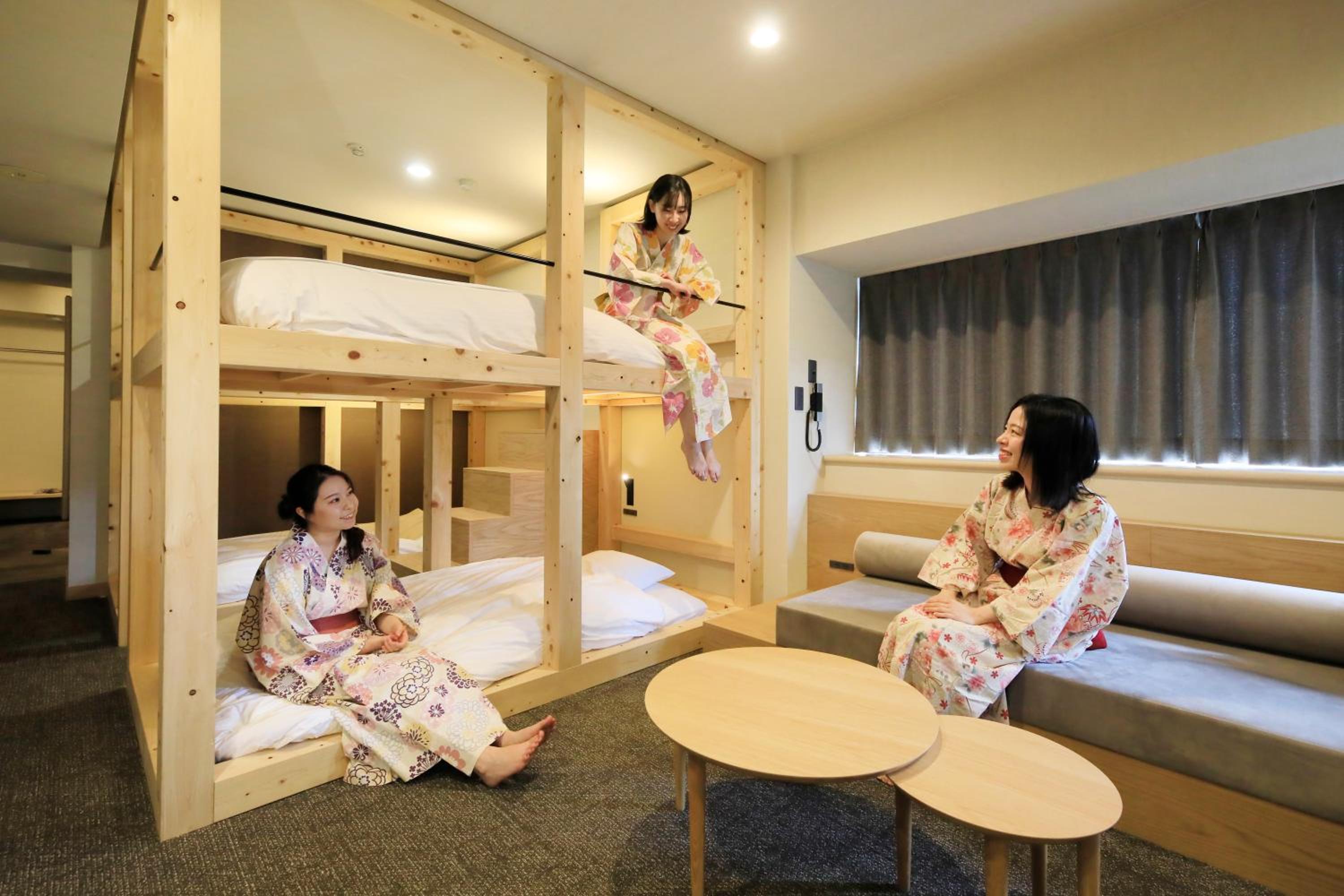 Quadruple Room with Private Bathroom - Photo 4
