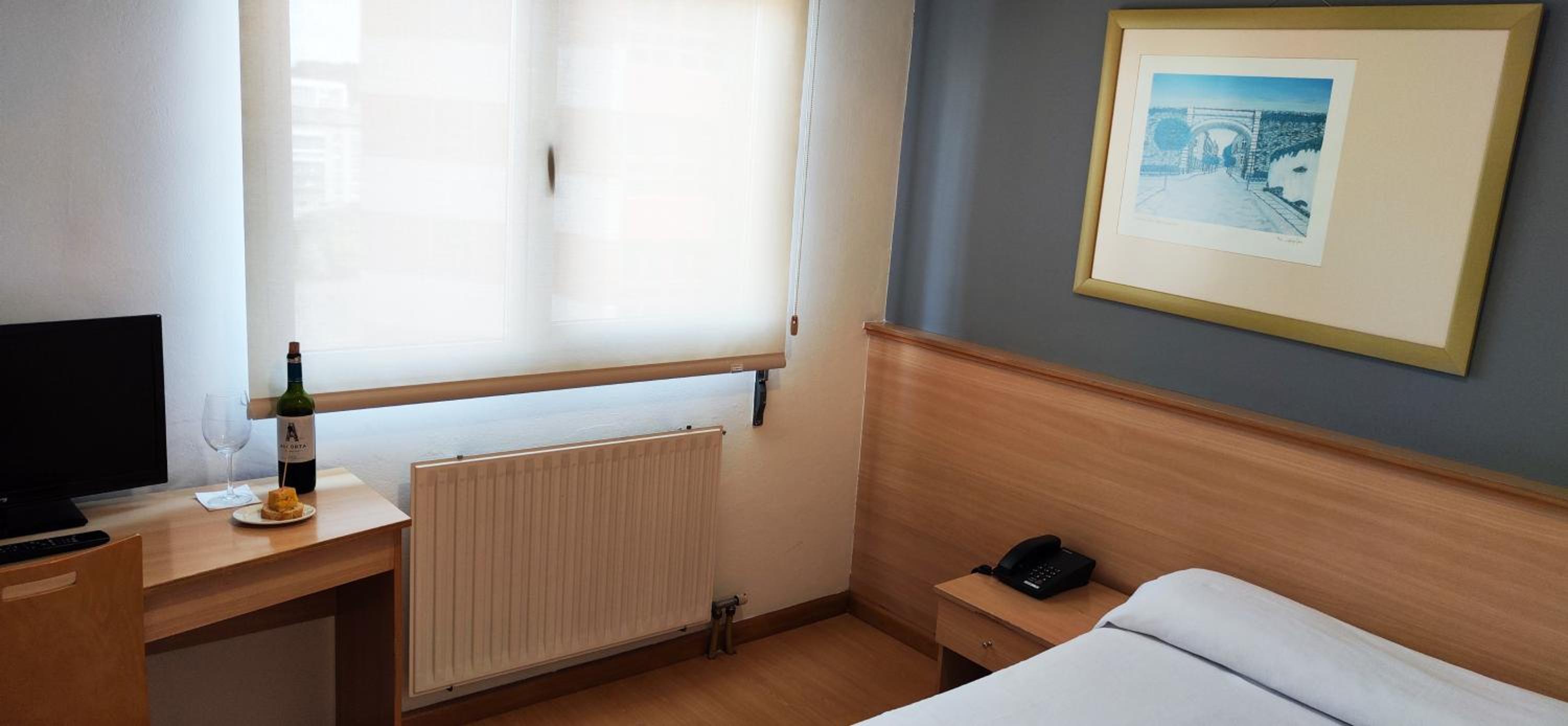 Twin Room - Photo 2