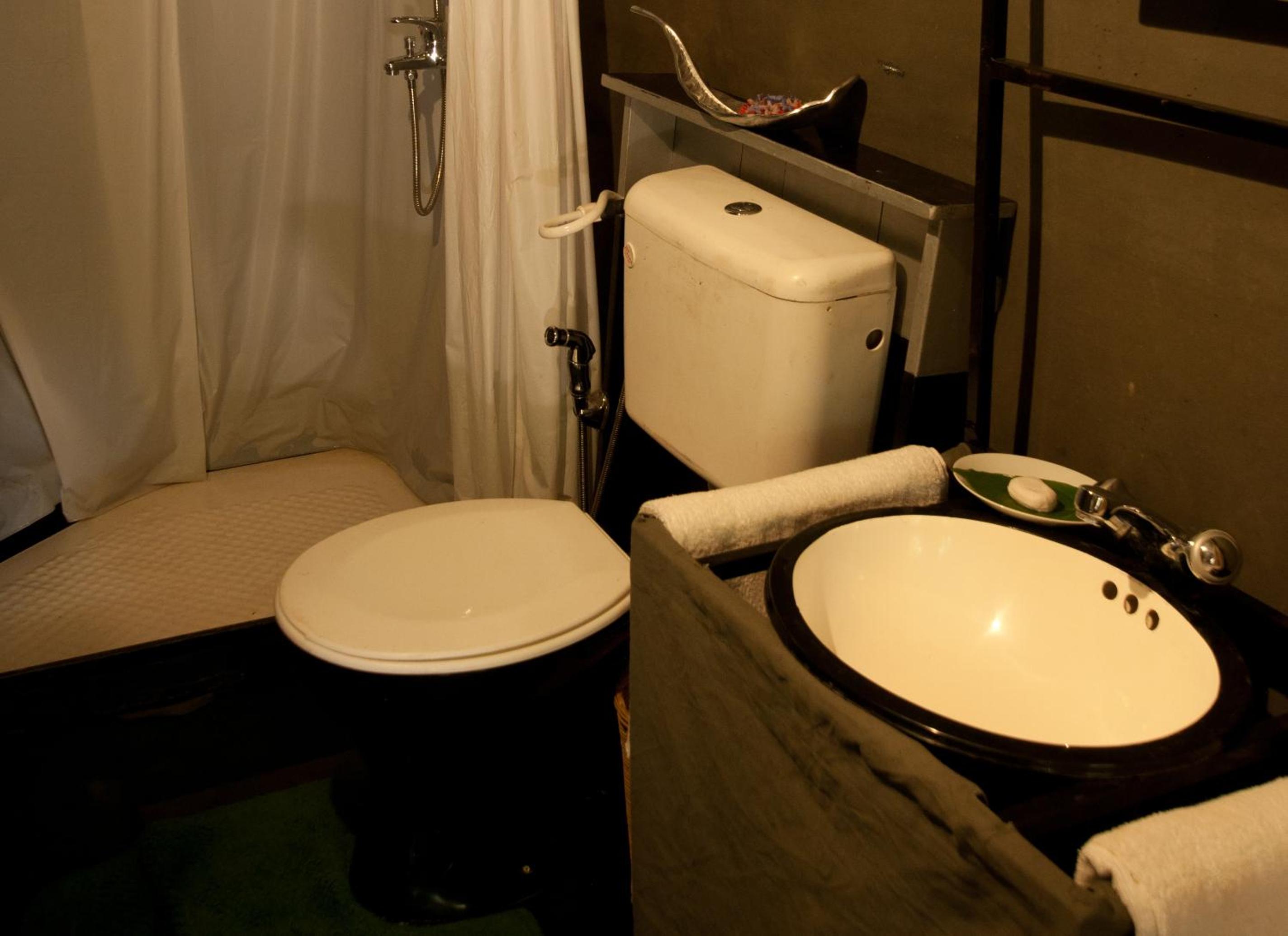 Glamping bordering Udawalawe with a Guided Safari photo 2