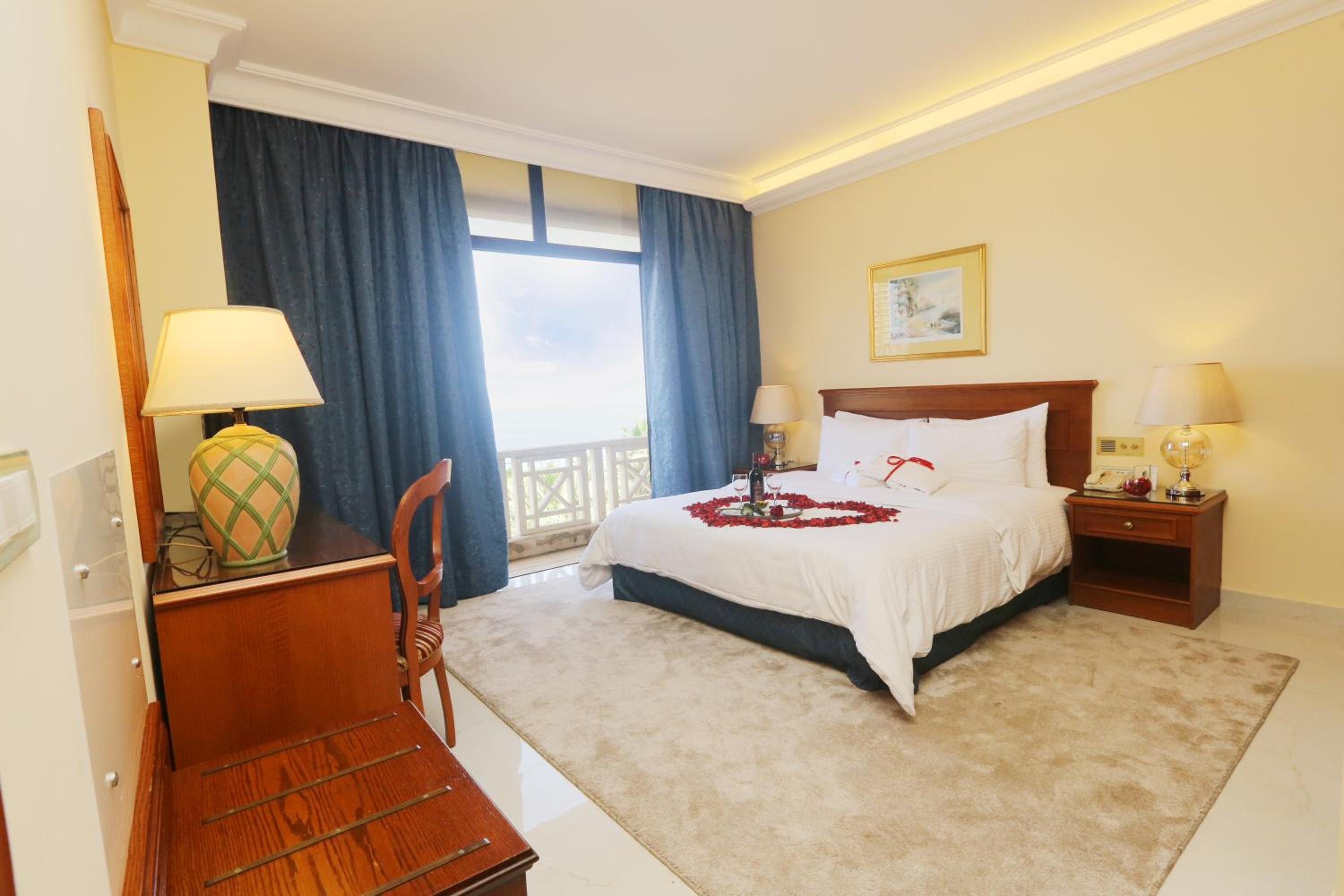 Honeymoon Suite with Sea View photo 3