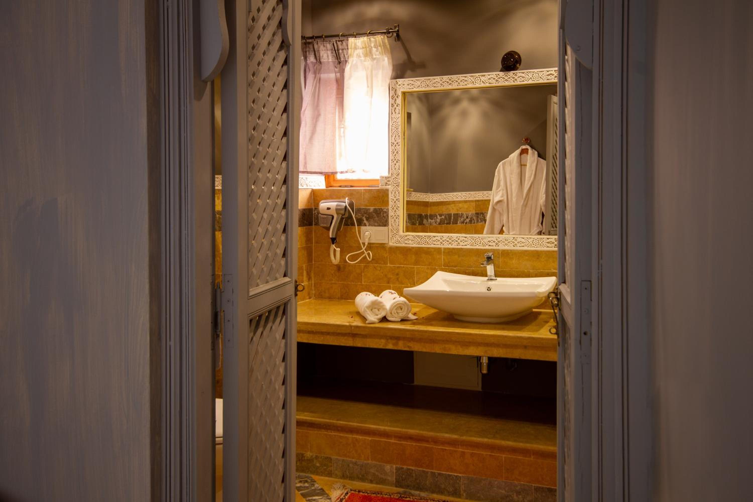Deluxe King Room - Photo 9